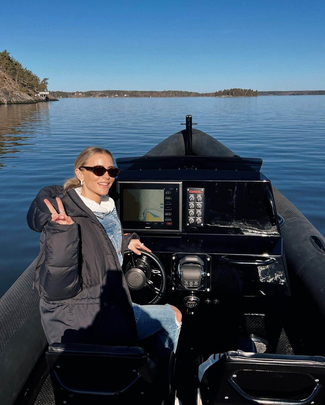 ジャニー・ディラーさんのインスタグラム写真 - (ジャニー・ディラーInstagram)「My mood when I realized Sthlm traffic was real, so now I found a new way of transport to the city. 😏👋🏽」4月21日 19時49分 - jannid