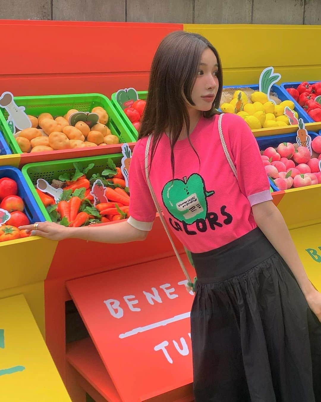 ディニさんのインスタグラム写真 - (ディニInstagram)「#광고 @benetton_korea  베네통에서 아주 귀여운 마켓을 오픈했다고해서 다녀왔어요. 🍑 바로 베네통 X 뚜까따 콜라보 팝업스토어인데요... (˃̶᷄‧̫ ˂̶᷅๑)  들어가자마자 아기자기한 캐릭터들과 컬러풀한 포인트스팟들에 사로잡혀 구경하느라 시간가는줄 몰랐지 모에요.. 🛒 파머스 마켓🫑과 피쉬마켓🐟으로 나누어진 이번 팝업에선  #10% 할인된 가격으로 만나볼수 있고 무엇보다 제가 메고 있는 귀여운 스트링 백팩과 보냉백을 사은품으로  받을 수 있는 이벤트도 진행한다고하니 주말에 성수동 나들이가셔서 사진도 찍을겸 구경해보시는것도 좋을 것 같아요! 🎪 왜냐면 왕만하게 나오는 귀여운 즉석사진도 찍을 수 있거든요 ~ 🤫🖨️  •성수 Y173 (서울시 성동구 연무장17길 3 1층)  • ~ 4/29 (토) •11:00am ~ 20:00pm  #베네통 #베네통마켓 #베네통x뚜까따 #성수동핫플레이스 #성수동핫플 #성수동데이트 #성수동」4月21日 19時50分 - keemdani