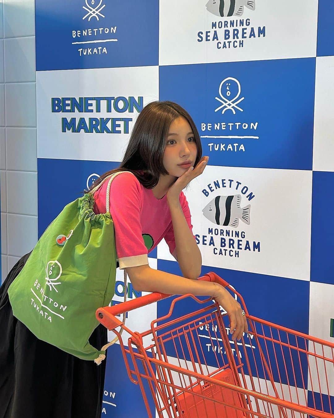 ディニさんのインスタグラム写真 - (ディニInstagram)「#광고 @benetton_korea  베네통에서 아주 귀여운 마켓을 오픈했다고해서 다녀왔어요. 🍑 바로 베네통 X 뚜까따 콜라보 팝업스토어인데요... (˃̶᷄‧̫ ˂̶᷅๑)  들어가자마자 아기자기한 캐릭터들과 컬러풀한 포인트스팟들에 사로잡혀 구경하느라 시간가는줄 몰랐지 모에요.. 🛒 파머스 마켓🫑과 피쉬마켓🐟으로 나누어진 이번 팝업에선  #10% 할인된 가격으로 만나볼수 있고 무엇보다 제가 메고 있는 귀여운 스트링 백팩과 보냉백을 사은품으로  받을 수 있는 이벤트도 진행한다고하니 주말에 성수동 나들이가셔서 사진도 찍을겸 구경해보시는것도 좋을 것 같아요! 🎪 왜냐면 왕만하게 나오는 귀여운 즉석사진도 찍을 수 있거든요 ~ 🤫🖨️  •성수 Y173 (서울시 성동구 연무장17길 3 1층)  • ~ 4/29 (토) •11:00am ~ 20:00pm  #베네통 #베네통마켓 #베네통x뚜까따 #성수동핫플레이스 #성수동핫플 #성수동데이트 #성수동」4月21日 19時50分 - keemdani