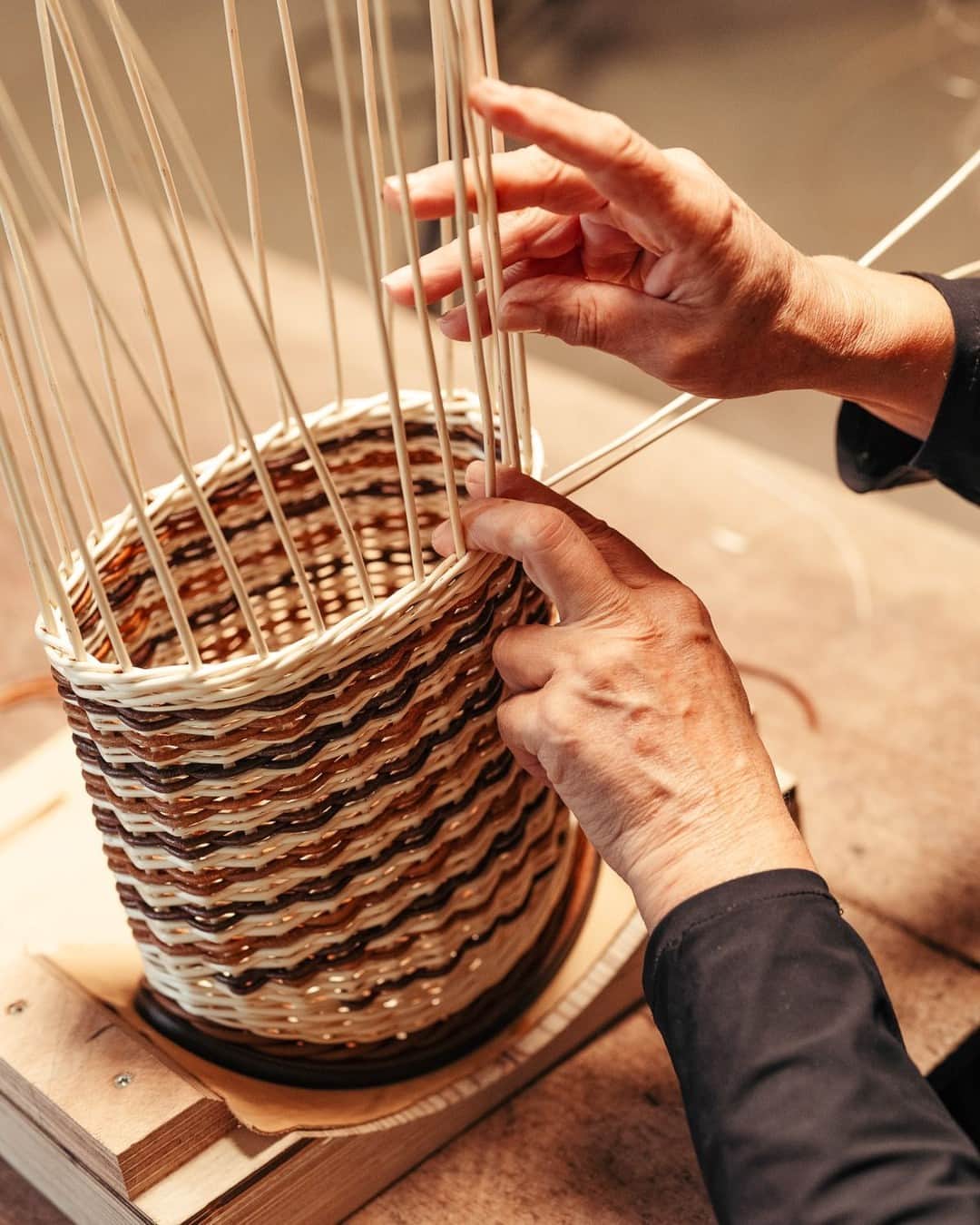 デルボーさんのインスタグラム写真 - (デルボーInstagram)「Carefully selected wicker stems are intertwined with the finest leather cords to create this exceptional piece. Making Of The Pin Mini Bucket Osier. ⁣⁣ ⁣ #Delvaux」4月21日 19時52分 - delvaux