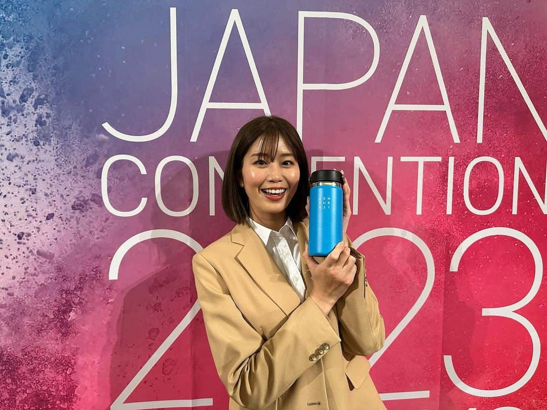 稲村亜美のインスタグラム：「いつもお世話なっているセンチュリー21さんのジャパンコンベンション2023にプレゼンターとして参加させていただきました〜😊 ケインさん、野原しんのすけさんも一緒で楽しく癒されました！！！ 受賞された皆様本当におめでとうございます🎉 ステージに上がり涙が溢れていた方がいたりと、相当な熱い思いをもって仕事に取り組んでいるんだなと伝わってきて私も刺激になりました！！！！ これからも社員の皆様を全力で応援しています！！！  センチュリー21のオリジナルのタンブラーもいただきました💓 可愛い😍  #センチュリー21」