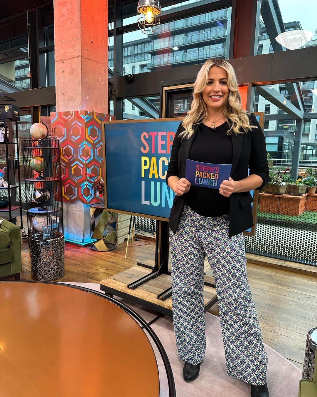 ジェマ・アトキンソンのインスタグラム：「Let’s go! Back with the @packedlunchc4 team. See you live on ch4 at 12 😀」