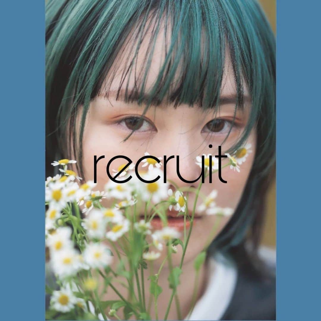 CHESTのインスタグラム：「recruit  【2024年度新卒業生採用募集のお知らせ】  株式会社Flowind.Chest. 5月28日(日) CHEST神戸店にて会社説明会を行います ※時間の詳細は追ってご連絡致します。  【経営理念】 『磨く、繋げる、輝かせる。』 『美容の新たな価値と感動を生み出し、100年先もお客様と地域に愛され続けるサロンを目指します。』  技を磨き、心を磨くこと。 時代の変化に対応できる技術と知恵を継承していくこと。 スタッフ1人1人の魅力、可能性を輝かせることを大切にします。 100年先まで神戸の品を守り、関わる人の一生を美しくするサロンを共に創りましょう。  【求める人材】 ・美容が大好きな方 ・計画的に行動ができる方 ・素直に人の話が聞ける方 ・人の立場で物事が考えられる方 ・人のために動ける方  【店舗】 CHEST神戸店〈 @chest_kobe 〉 CHEST姫路店〈 @chest_himeji 〉 COQOO〈 @coqoo_kobe 〉  【基本給】 200,000円  【昇給】 査定合格後歩合給有  【諸手当】 📌交通費支給（20000円迄） 📌住宅手当（社内規定有） 📌職能手当 📌店販手当  【福利厚生】 ・社会保険完備　（雇用保険・労災保険・健康保険・厚生年金） ・子育て支援制度 ・健康診断  【休日・休暇】 📌完全週休2日 📌年末年始休暇 📌有給休暇 📌慶弔休暇  【社名】 株式会社Flowind.Chest.  ーーーーーーーーーーーーーーーーーーーーー ◎ CHEST神戸店 ◎ 〒650-0021  神戸市中央区三宮町1-4-9 ワコーレ神戸三宮ビル8階 TEL 078-331-1377 営業時間 10:00〜19:30 定休日 月曜日  ◎ CHEST姫路店 ◎ 〒670-0925  姫路市亀井町85 TEL079-223-6222 営業時間 10:00〜19:30 定休日 月曜日   ◎ COQOO ◎ 〒650-0023 神戸市中央区栄町通1-2-10 読売神戸ビル1Ｆ TEL078-321-0303 営業時間 9:30～19:00  定休日 月曜日  お問い合わせは 神戸　078-321-0303 (担当/ 阪口) 姫路　079-223-6222 (担当/ 今井)  #神戸美容室 #三宮美容室 #元町美容室 #神戸美容室求人 #三宮美容院 #姫路美容室 #姫路美容室求人 #美容室求人 #アシスタント募集 #美容学生」