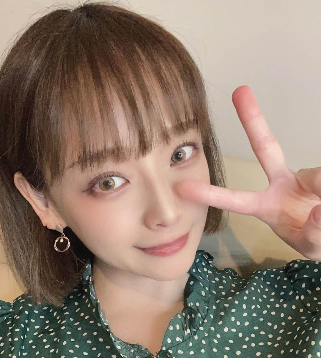 大谷雅恵のインスタグラム：「ずっとマツエクをつけてたのですが、パーマが取れてきてわしゃわしゃになってきたので一旦オフしてパリジェンヌに✨  マスカラするだけで充分♡  #パリジェンヌ #マツエク #まつぱ」