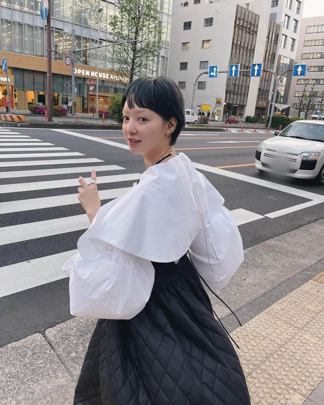 新美歩のインスタグラム：「.  MUKASAのbody suit、風が吹くと袖がバフっと大きくなるくらいタプっとしてて可愛いです✌🏻☁️(擬音で可愛さ伝われー)  ネックレスはlost in echo 🖤  #jurk_shop」