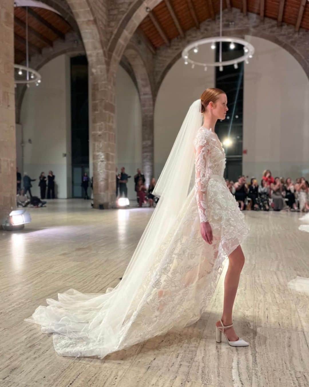 THE TREAT DRESSINGさんのインスタグラム写真 - (THE TREAT DRESSINGInstagram)「*  Barcelona Bridal Fashion Week  -Special Bridal Night Fashion Show- @eliesaabbridal @eliesaabworld   ELIE SAAB BRIDAL SPRING 2024 テーマは天と地の間に浮かぶ、 耽美な優雅さと静けさに満ちた世界。  葛飾北斎が描いた花のように、 風にそよがれ生まれる一瞬の美しさと 全ての流れが止まった美しい静の世界。 風や空気、時間の流れをも意識した 現代的で儚い瞬間が表現されました。  洗練され、ラグジュアリー、 ELIE SAAB BRIDALの圧倒的なランウェイに心ときめきました。  @thetreatdressing @eliesaabbridal  @eliesaabworld   #barcelonabridalfashionweek  #thetreatdressing #treatdressing #ザトリートドレッシング #トリート #トリートドレッシング」4月21日 19時58分 - thetreatdressing