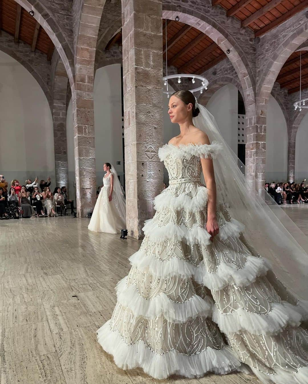 THE TREAT DRESSINGさんのインスタグラム写真 - (THE TREAT DRESSINGInstagram)「*  Barcelona Bridal Fashion Week  -Special Bridal Night Fashion Show- @eliesaabbridal @eliesaabworld   ELIE SAAB BRIDAL SPRING 2024 テーマは天と地の間に浮かぶ、 耽美な優雅さと静けさに満ちた世界。  葛飾北斎が描いた花のように、 風にそよがれ生まれる一瞬の美しさと 全ての流れが止まった美しい静の世界。 風や空気、時間の流れをも意識した 現代的で儚い瞬間が表現されました。  洗練され、ラグジュアリー、 ELIE SAAB BRIDALの圧倒的なランウェイに心ときめきました。  @thetreatdressing @eliesaabbridal  @eliesaabworld   #barcelonabridalfashionweek  #thetreatdressing #treatdressing #ザトリートドレッシング #トリート #トリートドレッシング」4月21日 19時58分 - thetreatdressing