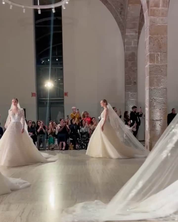 のインスタグラム：「*  Barcelona Bridal Fashion Week  -Special Bridal Night Fashion Show- @eliesaabbridal @eliesaabworld   ELIE SAAB BRIDAL SPRING 2024 テーマは天と地の間に浮かぶ、 耽美な優雅さと静けさに満ちた世界。  葛飾北斎が描いた花のように、 風にそよがれ生まれる一瞬の美しさと 全ての流れが止まった美しい静の世界。 風や空気、時間の流れをも意識した 現代的で儚い瞬間が表現されました。  洗練され、ラグジュアリー、 ELIE SAAB BRIDALの圧倒的なランウェイに心ときめきました。  @thetreatdressing @eliesaabbridal  @eliesaabworld   #barcelonabridalfashionweek  #thetreatdressing #treatdressing #ザトリートドレッシング #トリート #トリートドレッシング」