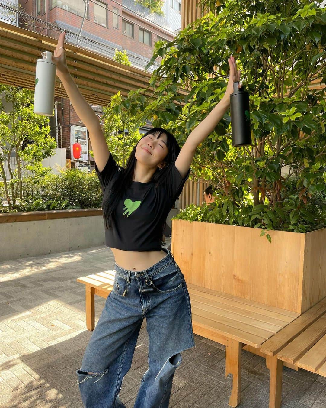のインスタグラム：「オタエスボトル・プレゼント🎁 ⁡ ⁡ Happy Birthday JAMILY Happy Birthday サステナブルライン ⁡ 「JAMILY」というファンネームが誕生して2年 オタ活でSDGsにオリジナル商品が誕生して1年 ⁡ 日頃の感謝を込めてオタエスボトルを 抽選で6名様へプレゼント〜 ⁡ カラーはBlack🖤/White🤍 Blackはすぐ完売したので現時点では幻カラーです ⁡ コメント欄に推しカラー(Black🖤 or White🤍)を、記入して応募してね!!  (実際に届くカラーは違う可能性があります) ⁡ 既に持ってくれてる方もぜひ〜  応募期間  2023/04/25/23:59まで 当選者様  2023/04/28 17:00までにWHITE JAMのオフィシャルアカウントからDMにてご連絡します ⁡ ⁡ ⁡ OTA-S Bottle Present🎁 ⁡ ⁡ Happy Birthday JAMILY Happy Birthday Sustainable Line ⁡ Two years have passed since the fan name "JAMILY" was created. And one year has passed since the birth of the original product at "Otakatsu for SDGs". ⁡ As a token of our gratitude, we are giving away OTA-S bottles to six lucky winners! ⁡ The color is Black🖤/White🤍. Black sold out quickly, so it's a phantom color at this time. ⁡ Please post your favorite color (Black🖤 or White🤍) in the comment box to entry! (The color you actually receive may be different) ⁡ We ship internationally! We look forward to your entry! ⁡ ⁡ ⁡ 오타에스보틀·선물🎁 ⁡ ⁡ Happy Birthday JAMILY Happy Birthday 서스테너블 라인 ⁡ 'JAMILY'라는 팬네임이 탄생한지 2년. 덕질으로 SDGs에 오리지널 상품이 탄생한 지 1년. ⁡ 평소의 감사를 담아 OTA-S 보틀을 추첨을 통해 6분께 선물~ ⁡ 색상은 Black🖤/White🤍 Black은 금방 품절되어 현시점에서는 진귀한컬러입니다. ⁡ 코멘트란에 좋아하는 컬러(Black🖤or White🤍)를 기입하여 응모해 주세요!!  (실제 도착컬러는 차이가 있을수 있습니다) ⁡ 해외로도 발송해드릴게요! 꼭 응모해 주세요~  #アースデイ  #earthday」