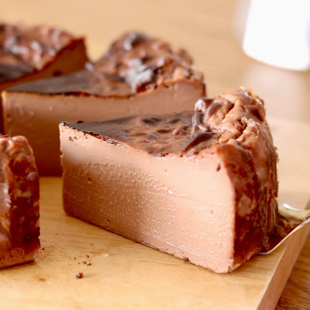 のインスタグラム：「chocolate burnt basque cheesecake🍫  濃厚ショコラバスクチーズケーキ🧀 久しぶりにバスチー作り🎶 とろけて美味しい😋 市販のチョコを使うとチョコとキャラメルっぽい甘さになります☺️  #homemade #easy #recipe #tutorial #baking #foodstyling #foodporn #food #foodphotography #foodpics #foodgasm #tasty #dessert #inspiration  #おうちカフェ #お菓子作り #手作りケーキ #ケーキ作り好きな人と繋がりたい #手作りお菓子 #チーズケーキ #cake #sweets #homecafe #homemakecake #instacake #instafood #cakestagram #cakelover #foodie #hidamaricooking」