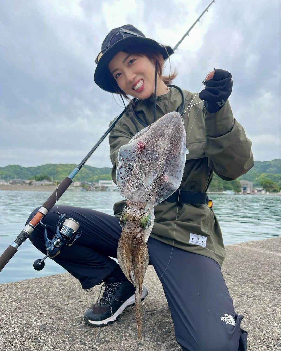 岡田万里奈のインスタグラム：「. . . . 久々のイカちゃん🦑 . ジグに引っ掛かっちゃっただけだけど、、笑 . うれしい〜 . . . #アオリイカ #釣り #エギング #沖堤防 #釣り女子 #釣りガール #eging #egingfishing #squid #spuidgame  #fishing #fishingtrip #fishinglife  #おかまりが釣ってきた」