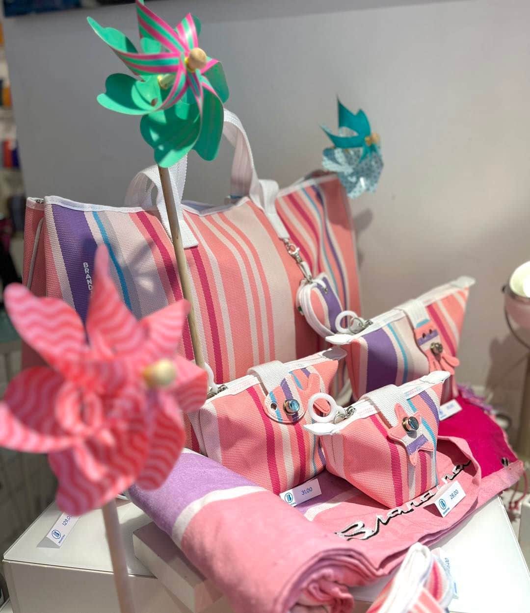 のインスタグラム：「ti aspettiamo questo weekend in tutte le nostre Botteghe con il colore Isola della Rose💖  #lovebeach #photooftheday #designinspiration #loveglam #beautiful #glassdesign #beachvibes #desifashion #isoladellerose #newcollection #newcolors」