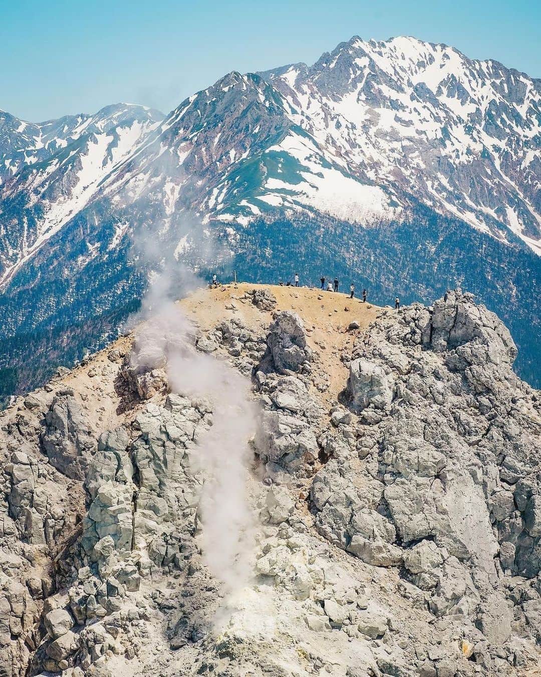 登山*トレッキング*アウトドア『.HYAKKEI』さんのインスタグラム写真 - (登山*トレッキング*アウトドア『.HYAKKEI』Instagram)「焼岳北峰の荒々しさと、穂高連峰の緑と白のコントラストが美しい✨ 硫黄のにおいを感じそうな臨場感があります！  photo by： @osotonorenchan さん  素敵なお写真ありがとうございます！  ＝＝＝＝＝＝＝＝  Posted @withregram • @osotonorenchan 焼岳北峰と穂高連峰 ⁡ 硫黄特有の岩の色合いと、 特徴的な噴煙がいい具合に上がる。 ⁡ 山頂も程よい人数で賑わってました😌 ⁡ 今週で引越し終わって、来週は片付けと低山。 GWくらいから本格的に山登り行けるかな〜 ⁡ Date : 2022.5 Location : 岐阜県 Camera : sony α7ⅲ Lens : sony SEL24105G  ＝＝＝＝＝＝＝＝  #hyakkeime  #山岳風景  #焼岳  #北アルプス」4月21日 20時05分 - hyakkei_me