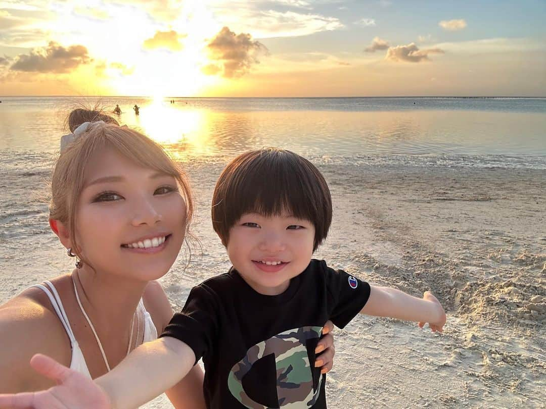 高橋由真さんのインスタグラム写真 - (高橋由真Instagram)「🧡❤️🧡❤️🧡❤️  ちーくんと２人で海をお散歩してたら綺麗なサンセットが見れた☀️  綺麗な海と綺麗なサンセットは本当に美しくて癒されたなあ🥹💓  あぁー。グアムに戻りたい🌴  #グアム #guam #サンセット #sunset #beach #海 #海外旅行 #夕日 #親子 #男の子 #男の子ママ #🌴 #🌞」4月21日 20時02分 - yumachi1021