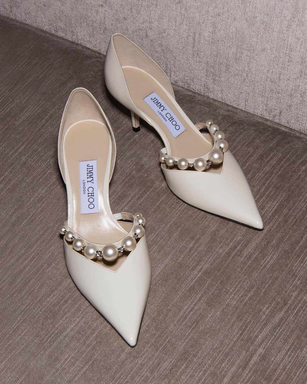 Jimmy Chooさんのインスタグラム写真 - (Jimmy ChooInstagram)「Combining a timeless silhouette with refined embellishments, it's no surprise Aurelie is an eternal favourite with style savvy brides #IDoInChoo」4月21日 20時02分 - jimmychoo