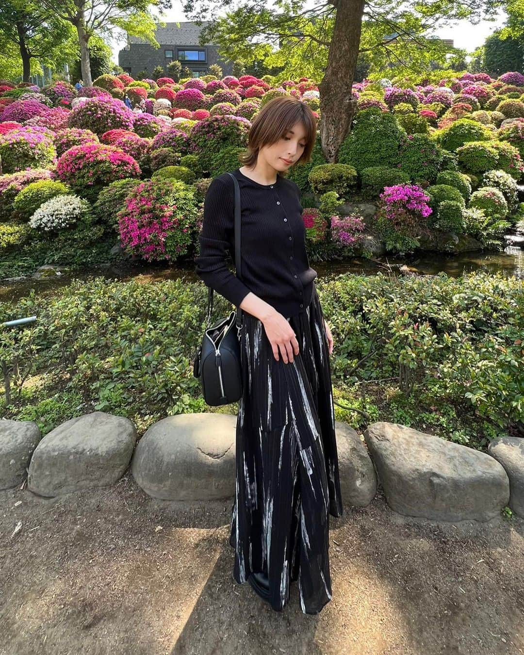 上杉真央のインスタグラム：「根津神社に行ってきた！  お外を歩くのが楽しい季節になってきてしあわせ。  まりあんぬとはタイミングが合わず桜の季節を逃してしまったので、一緒につつじを楽しんできました〜。  可愛い筒(?)に入ったおみくじも引きました。なんだか良いことありそう！(っておみくじ引くたびに毎回言うてる気がする。笑)  #根津神社 #つつじ祭り  #野田真理愛 #上杉真央」