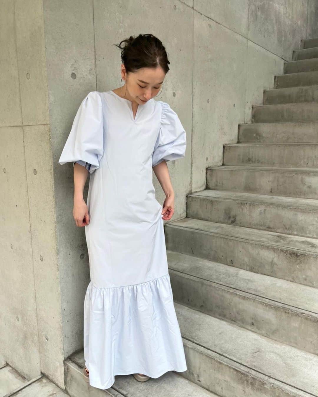 のインスタグラム：「やっとワンピースにサンダルの季節🥹 夜は寒いけど😂  髪暗くしたから水色に合う☺️」