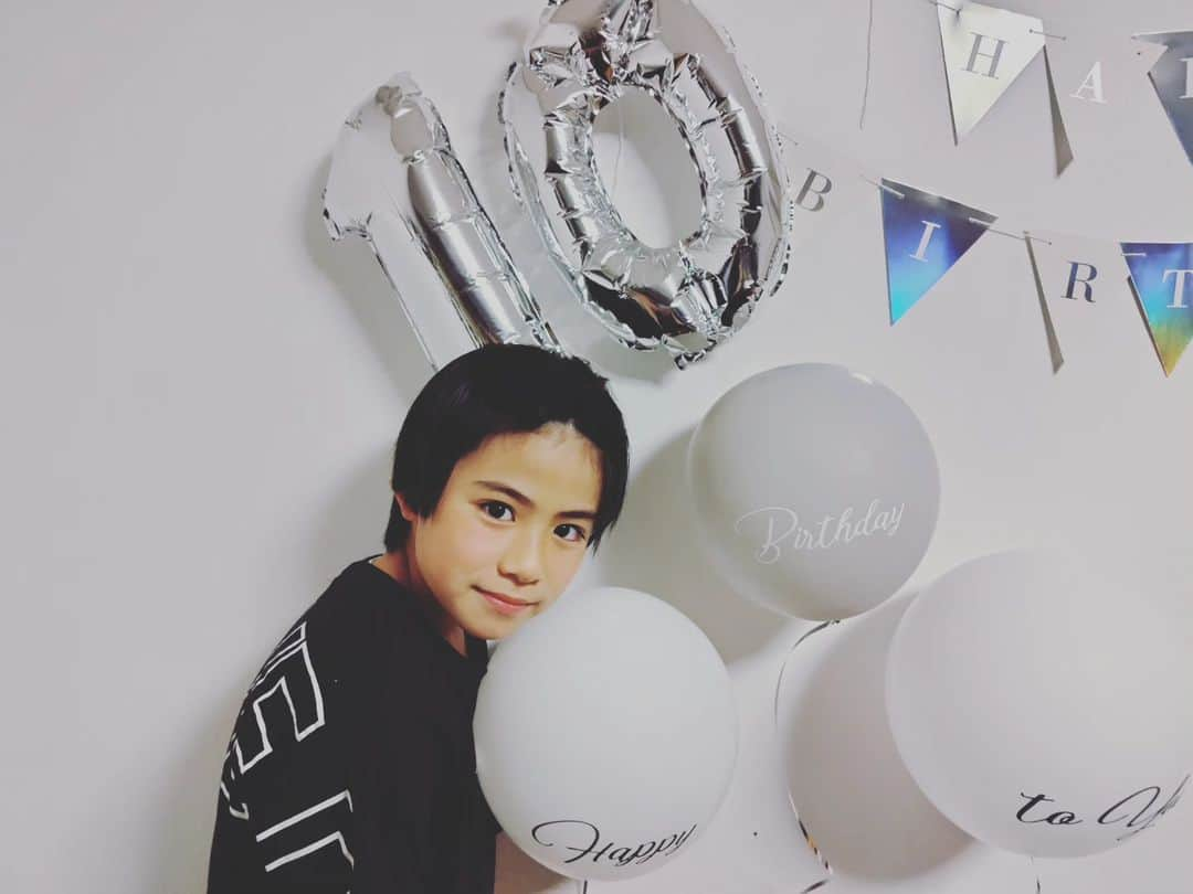 三浦綺羅のインスタグラム：「10歳になりました🎂✨ メッセージやコメントありがとうございます🥺♥ いつも見て元気をもらっています😄  9歳もたくさんの応援ありがとうございました✨ 10歳の綺羅もよろしくお願いします‼️  #10歳になりました #お誕生日でした #4年1組さんになりました #いつも応援ありがとうございます #これからも頑張ります #三浦綺羅」