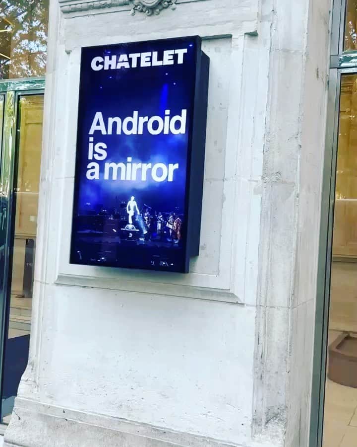 渋谷慶一郎のインスタグラム：「街にもアンドロイドオペラが😉　Android opera in town.」