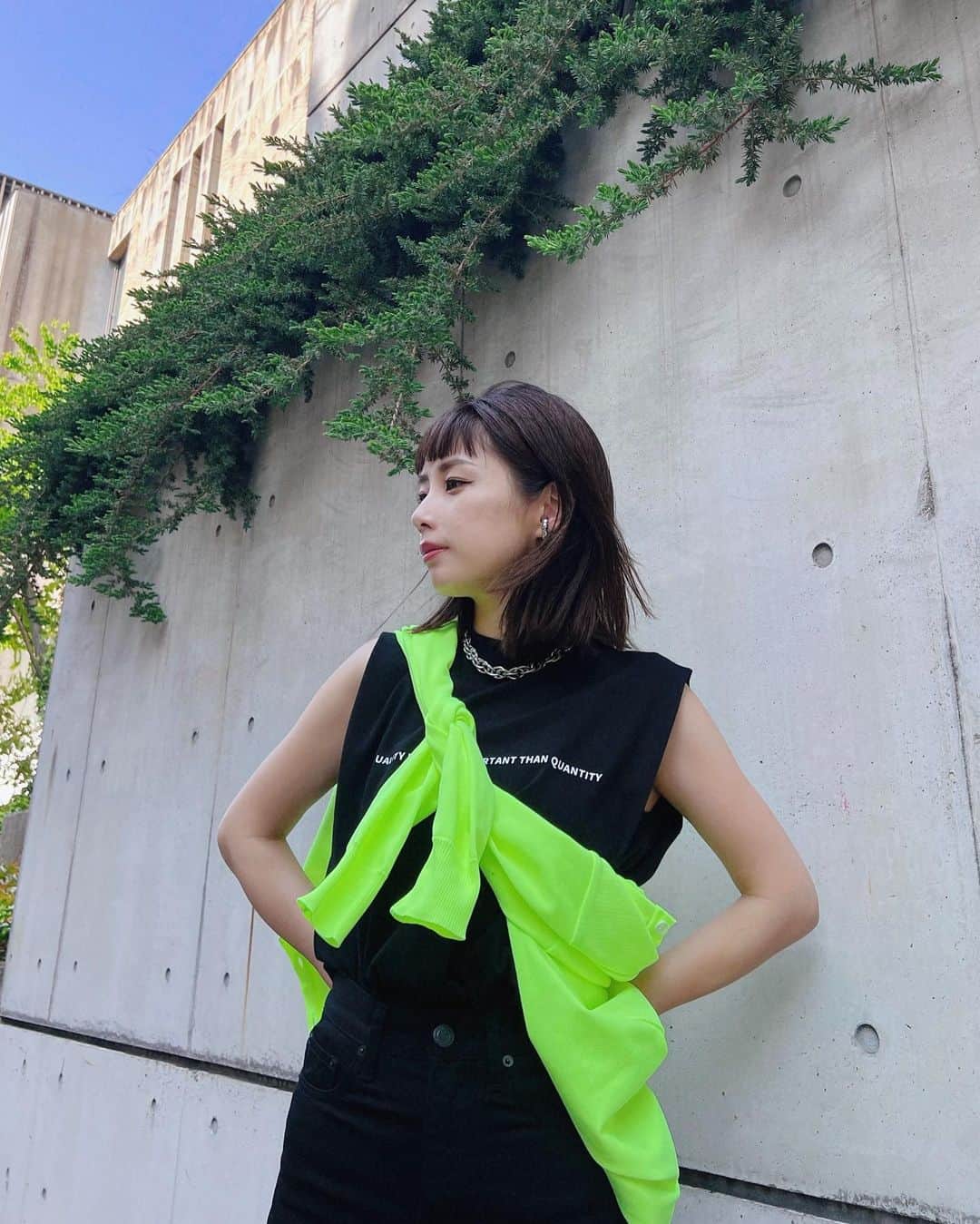 のインスタグラム：「夏にも活躍する撥水カーディガン♡  ひえっひえの館内とか飛行機の中とかにも便利、ちょっと雨降ったでも大丈夫！ 私みたいによく飲み物こぼしたとしても撥水なので安心です！  #wcj #夏だけ私は急に派手人間になるのでイエローにした」