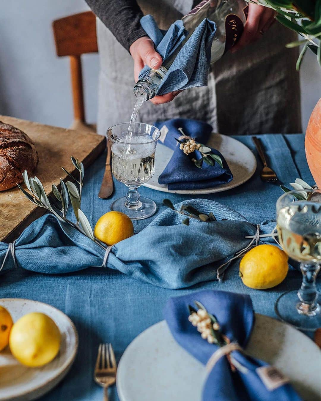 Our Food Storiesさんのインスタグラム写真 - (Our Food StoriesInstagram)「Now on the blog - the recipe for a delicious spring salad with grilled fennel 😋 Get the recipe via the link in profile. Happy weekend guys! #ourfoodstoriesstudio  _____ #tablesetting #lovelylinen #linenlove #linenlover #tablelinen #bluelinen #tabledecor #tabledecoration #tabledesign #tabledecorations #tablestyling #onthetable #springtablescape #foodstyling #foodstylist #foodphotographer #bauwerkcolour #limewash #chalkpaint #rusticstyle」4月21日 20時16分 - _foodstories_