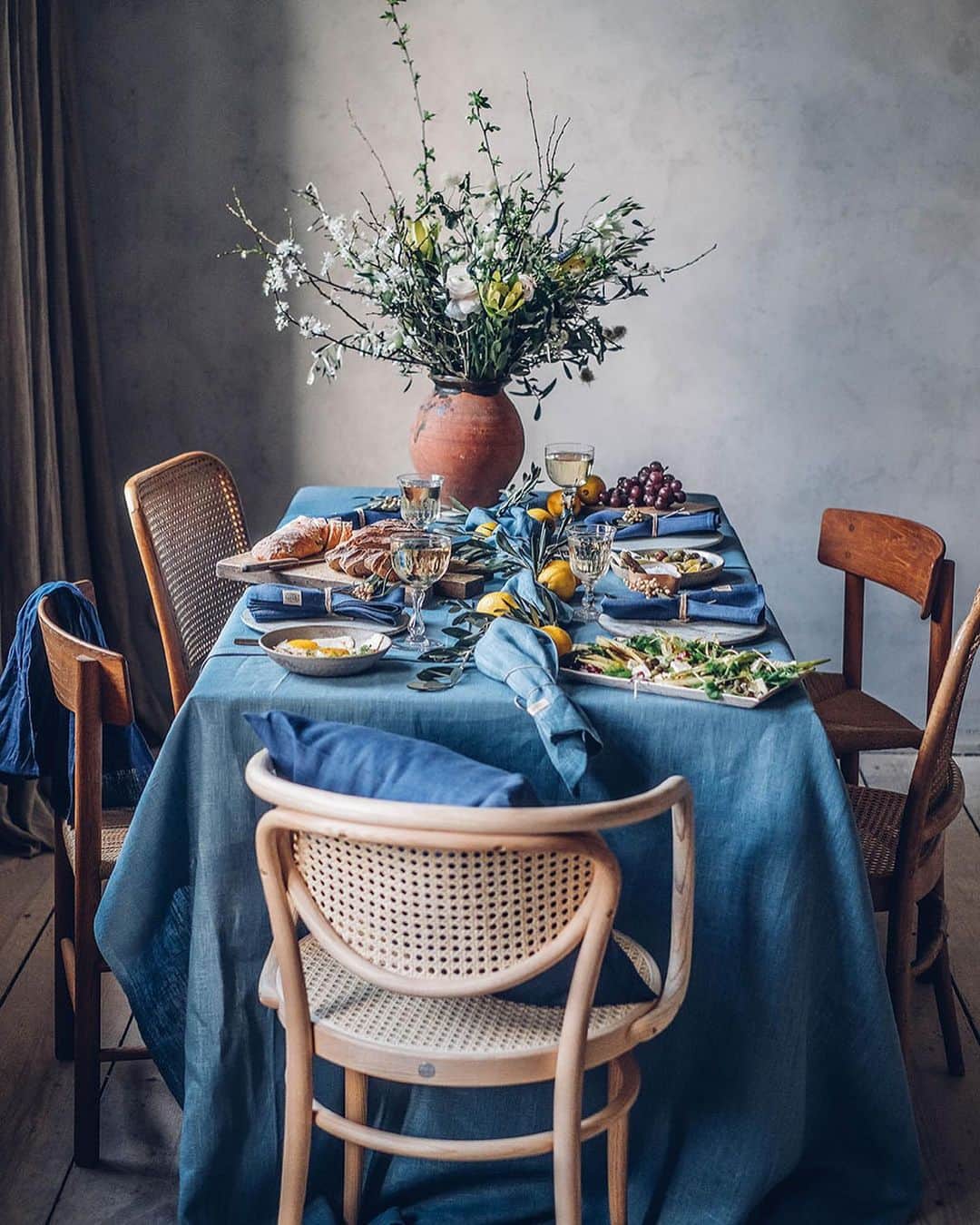 Our Food Storiesのインスタグラム：「Now on the blog - the recipe for a delicious spring salad with grilled fennel 😋 Get the recipe via the link in profile. Happy weekend guys! #ourfoodstoriesstudio  _____ #tablesetting #lovelylinen #linenlove #linenlover #tablelinen #bluelinen #tabledecor #tabledecoration #tabledesign #tabledecorations #tablestyling #onthetable #springtablescape #foodstyling #foodstylist #foodphotographer #bauwerkcolour #limewash #chalkpaint #rusticstyle」
