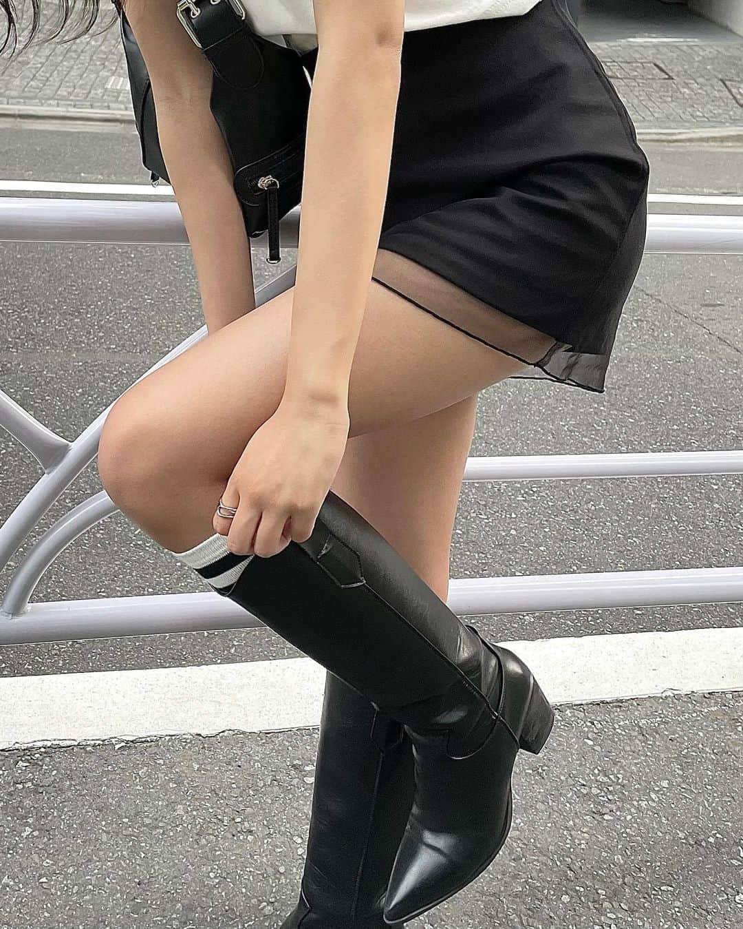 ENVYMのインスタグラム：「【 4.19 𝙉𝙀𝙒 𝘼𝙍𝙍𝙄𝙑𝘼𝙇】 ⁡ ⁡ ✔︎シアーレイヤードミニSK color:BLACK/WHITE size:FREE  ⁡ ⁡ ⁡ ポンチスカートにシアー生地を重ねた台形スカート。 ⁡ ヴィンテージTシャツなどと合わせて 甘辛に合わせるのが今年らしいスタイリング。 ⁡ ウエストはゴム仕様なので楽に履いていただけます。※インナーパンツ付です。 ⁡ ⁡ ⁡ ーーーーーーーーーーーーーーーーーーーーーーーー ⁡ ⁡ 2023夏のビジュアルが Webstoreで公開中！！ ⁡ ⁡ ぜひプロフィールTOPのURLからご覧下さい♪ ⁡ ⁡ ⁡ #envym #2023ss #spring」