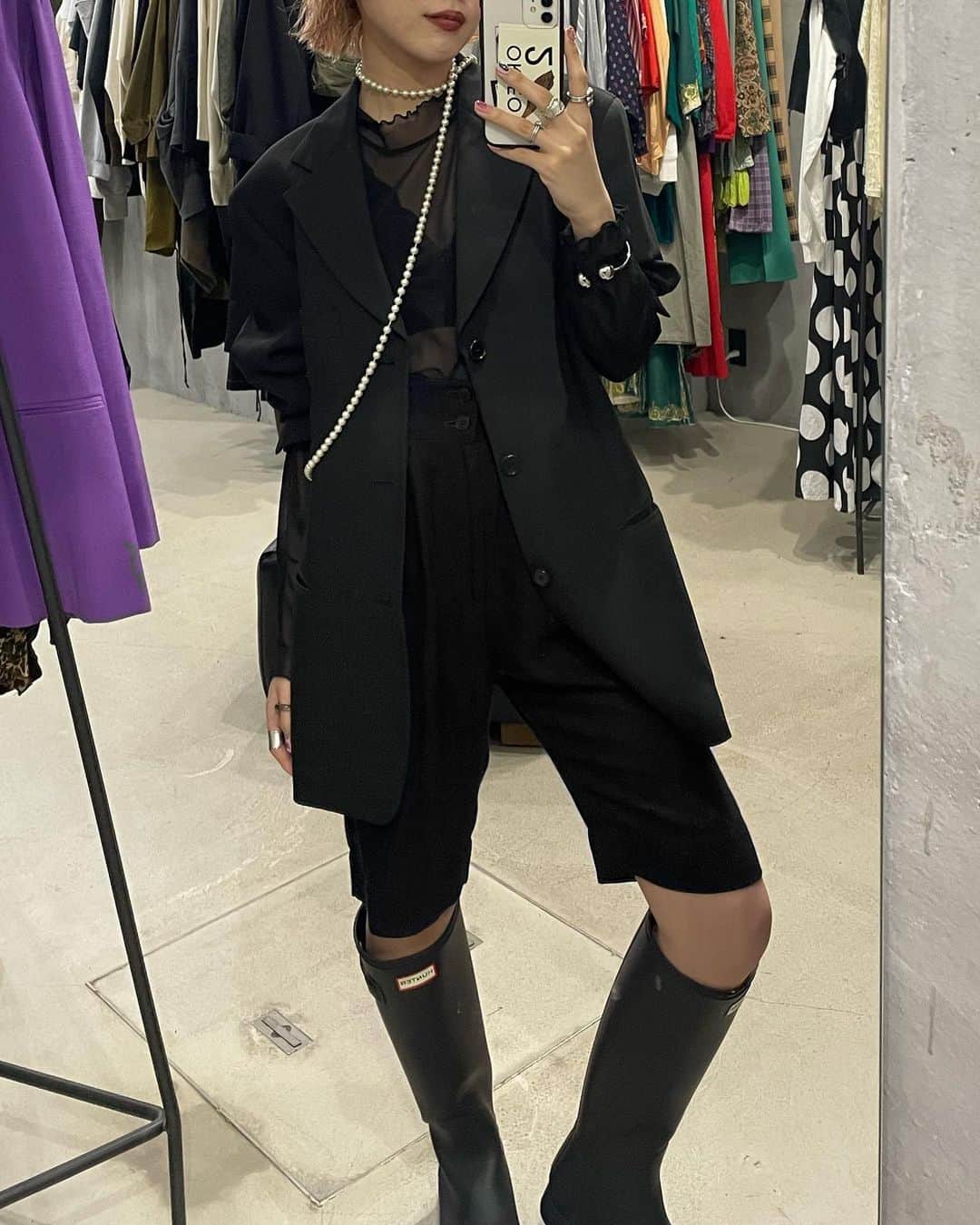 RINのインスタグラム：「先週くらいの服。 やっぱみんなハーフパンツだねー。 パンツレイヤードも。 ストライプのシャツは逆に着るのが良い◎ とりあえず、靴下気合い入れてこう🤔」