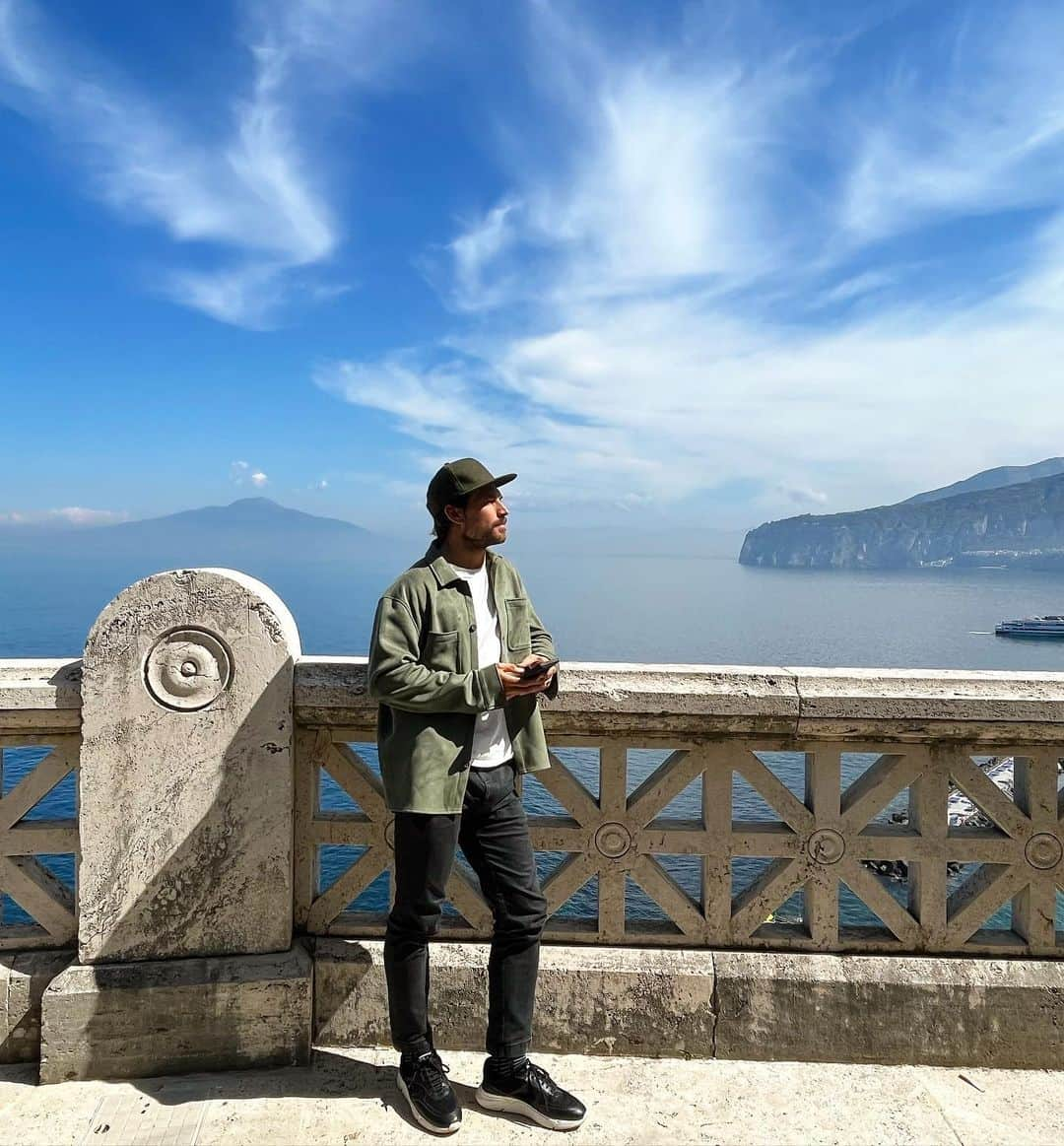 ジャコモ・ジャンニオッティのインスタグラム：「Sorrento,   In pochi giorni, ti lascio. Grazie. Torniamo di sicuro. Questa aria, questo mare, questa vista, e tutte queste persone splendide che abbiamo conosciuto. Grazie di cuore Sorrento.  A presto. Spero 🤞🏼」