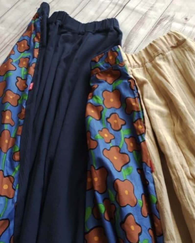 OldSUmmerさんのインスタグラム写真 - (OldSUmmerInstagram)「新作！ ブラウンフラワースカート   オールドサマーオリジナル、“MADE IN JAPAN”スカートシリーズから。　 「ブラウンフラワー＆コバルトブルー」×「無地」のスイッチングフォルム。 手書き風フラワーデザイン、上級のカラーリングが魅力の、フレアーラインスカートです😄  アロカジ#alohacasual  #スタイリスト #純子さん  #Hawaii #wikiki #palmtree #beach #湘南 #アロハ #児島 #ジーンズ #madeinjapan #redwing #アメカジ #ジーパン #ootd  #fashion  #instafashion #vintage#リンクコーデ#アメカジコーデ#ジーパンコーデ#ビンテージ#ビッグサイズ#スカート#フラワー柄」4月21日 20時18分 - oldsummer.tokyo