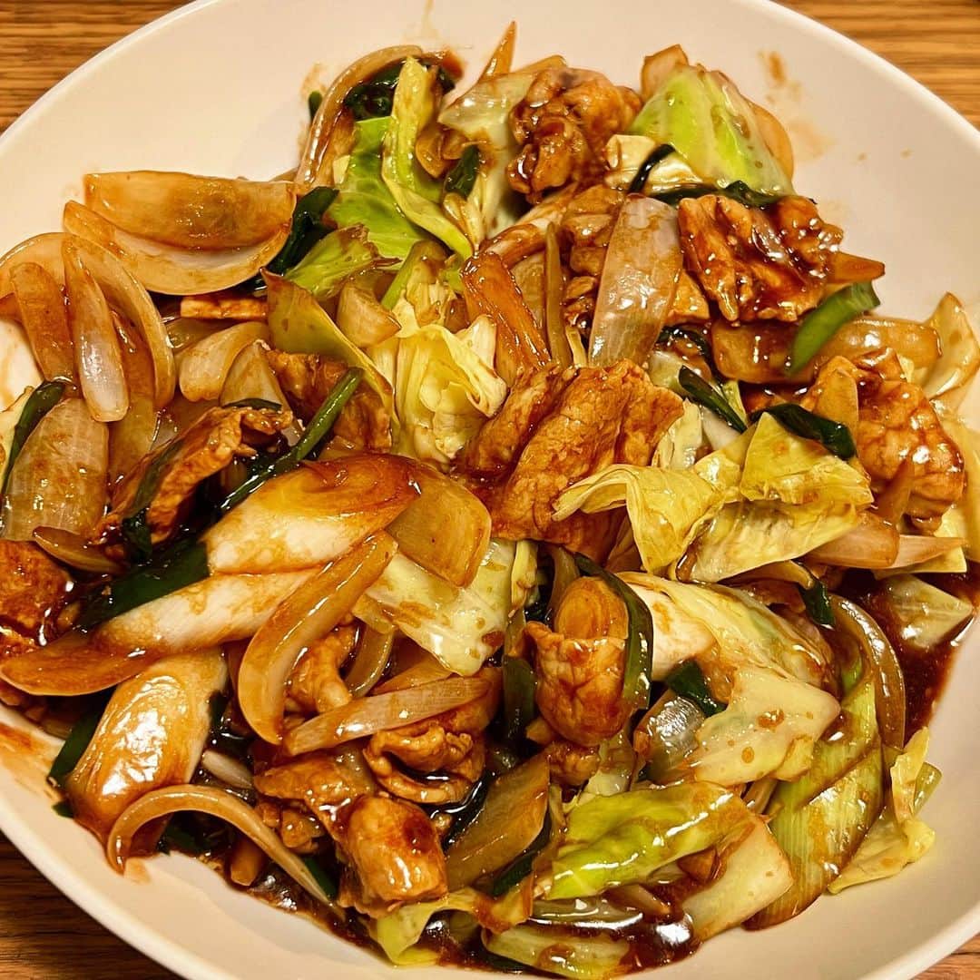 竹井亮介のインスタグラム：「2023年4月21日。 回鍋肉。 #とっつぁん料理」