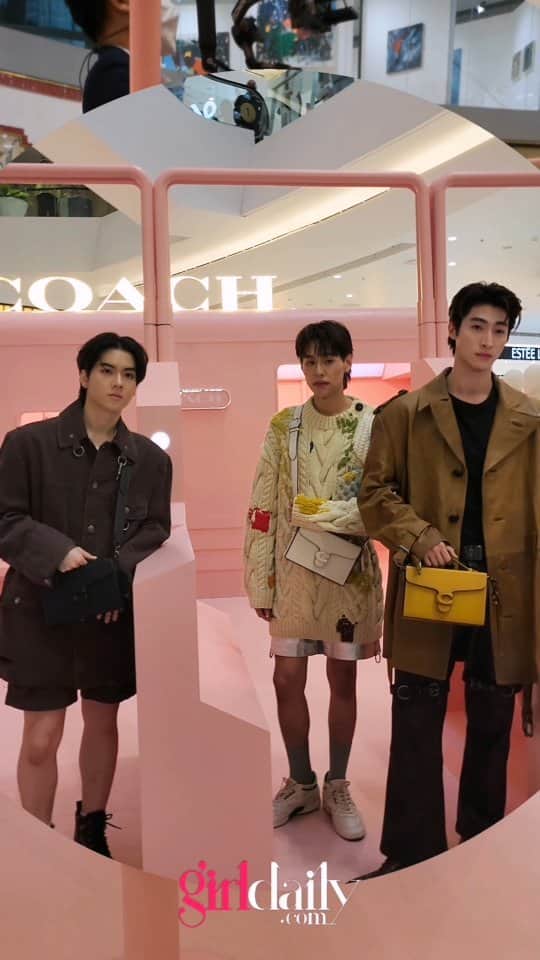 CeCi Thailandのインスタグラム：「Coach เปิดตัว The Coach Tabby Shop เพื่อเฉลิมฉลองช่วงเวลาสำคัญที่เราจะได้แสดงความเป็นตัวของตัวเองที่สุด โดยเนรมิตป็อปอัพให้กลายเป็นสถานีรถไฟใต้ดินที่สอดแทรกความขี้เล่นตามแบบฉบับชาวนิวยอร์ก โดยมี @bbillkin @bow_maylada @yorch_yongsin @juneiperb0i @blue_pongtiwat และ @aheyekrn_ และ @jorinja จากวง 4EVE มาร่วมงานเปิดตัวในครั้งนี้  แวะมาร่วมกิจกรรมได้ตั้งแต่วันที่ 20 เมษายน ถึง 1 พฤษภาคม 2566 ที่ธารา ฮอลล์ ชั้น M ไอคอนสยาม   #InMyTabby #CoachNY #CoachThailand #ICONSIAM」