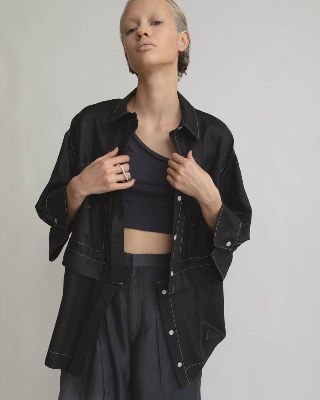 AULA AILAのインスタグラム：「【2023 HIGH SUMMER COLLECTION】  SEPARATE SHIRT COLOR BLACK SIZE 0 ¥19,800   裾のパーツをボタンで取り外せて、ルーズシャツとしてもショートシャツとしても2WAYで着て頂けるアイテム。 ボタンを途中まで外してデザインシャツのようにアレンジができるので、スタイリングの幅が広がるアイテム。 ポリエステル素材でシワになりにくくイージーケアなのも嬉しいポイント。 袖山のボタンもデザインポイントで、ボタンを開けてスリットを調整して着て頂くことも可能。  GRADATION PANTS COLOR GRAY SIZE 0 ¥23,100  裾から3段にオリジナルグラデーションプリントした、目を惹くパンツ。 シルクのような滑らかさと微光沢のある生地は、涼しくてとても軽く、シワになりにくいのも嬉しいポイント。  フロントは大胆なスリットになっていて、内側にパンツがレイヤードされています。 動くとスリットが開くデザインが、軽やかでアクティブ。 ウエストベルトの後ろのみゴム入りなので、締め付けられないノンストレスです。   ✔️AULA AILA OFFICIAL WEB STOREにて HIGH SUMMER COLLECTIONアイテム展開中！」