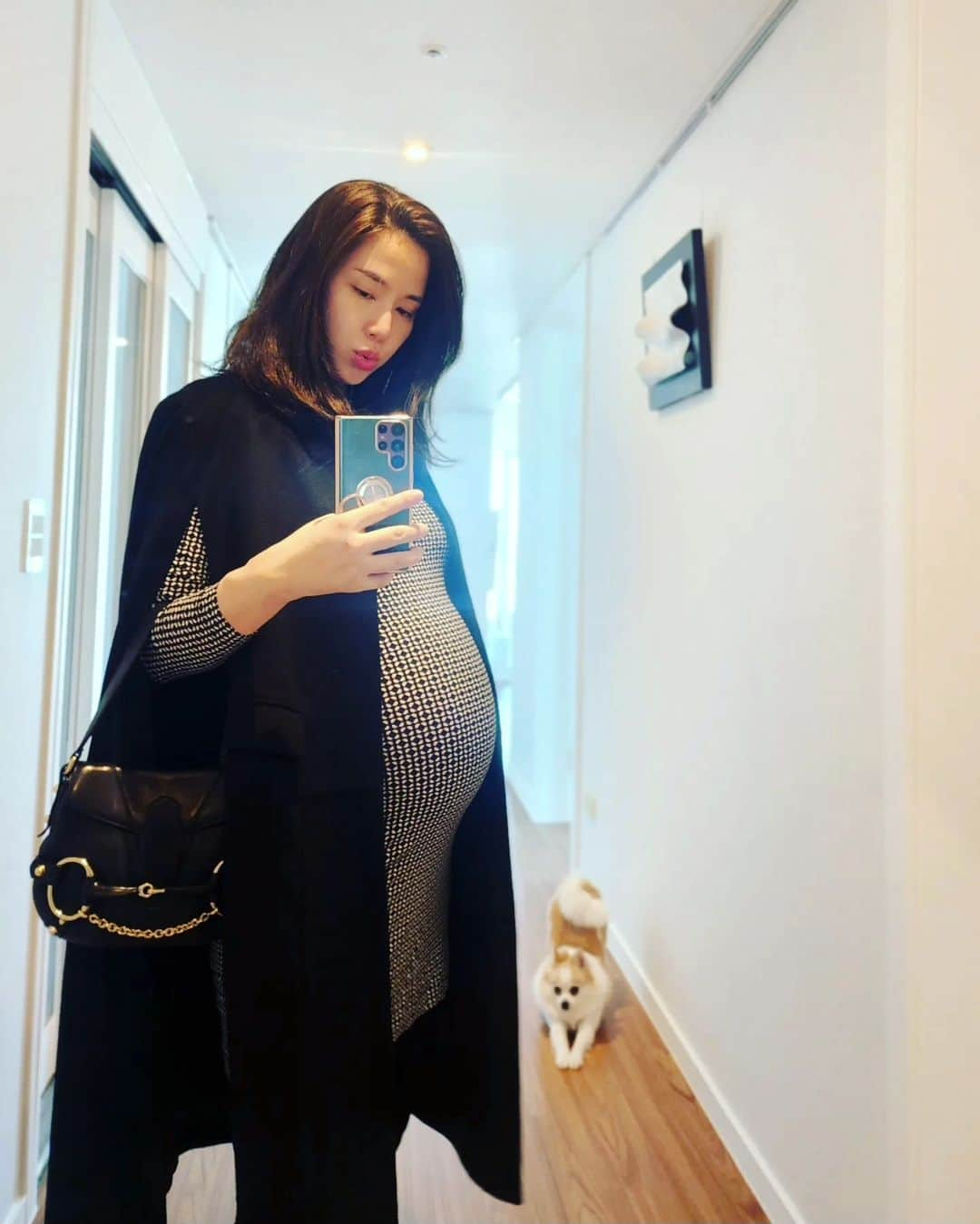 コン・ヒョンジュさんのインスタグラム写真 - (コン・ヒョンジュInstagram)「#28weeks 아직 갈 길이 멀었는데 배가 터질것 같네요🤪  둥이는 쑥쑥 잘 자라고 있고 저는 공포의 #임당검사 통과했어요✌️ 홀가분한 마음에 찰칵😁  #임산부일상 #예비맘 #둥이맘 👩‍❤️‍💋‍👨」4月21日 11時31分 - konghyunjoo