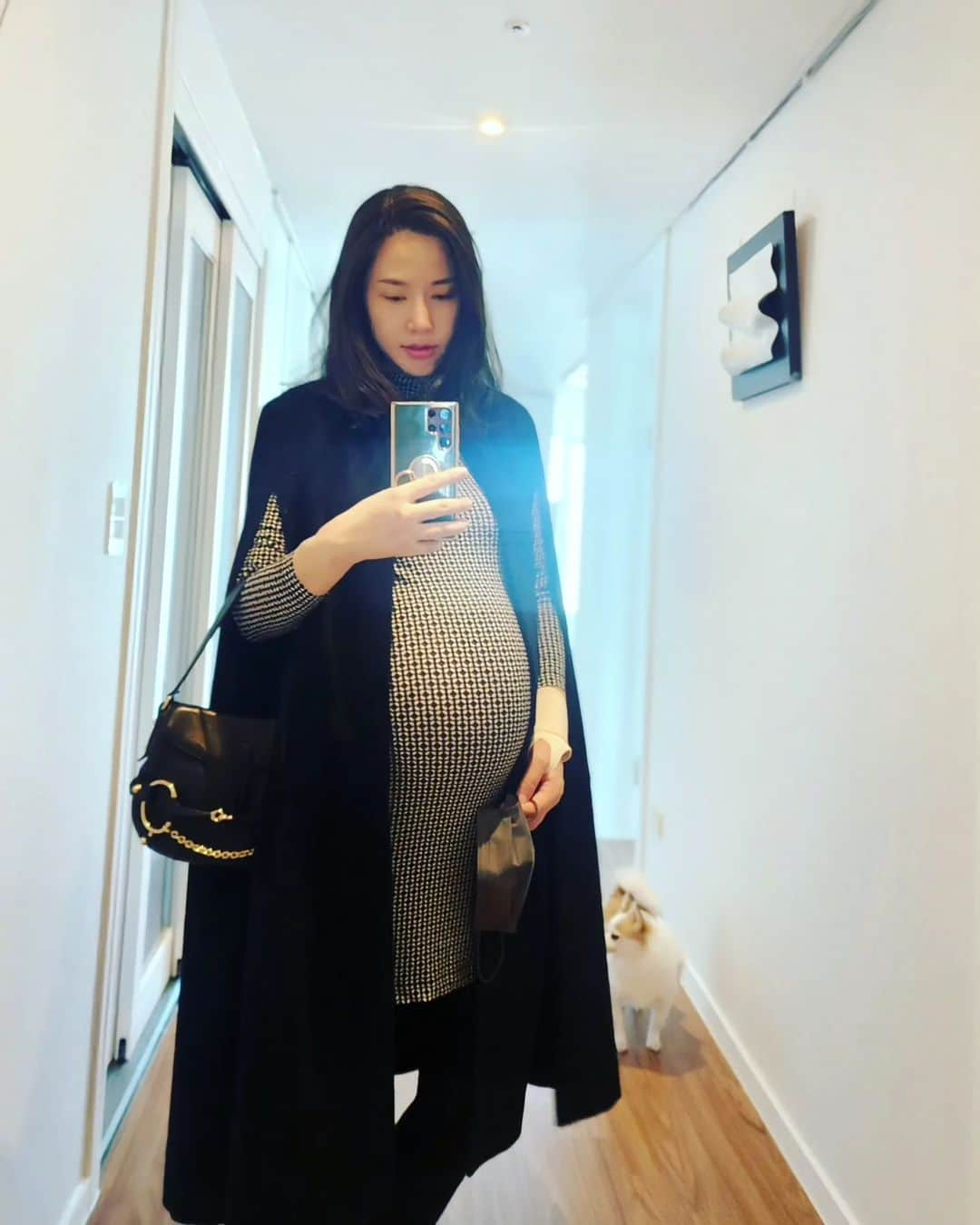 コン・ヒョンジュさんのインスタグラム写真 - (コン・ヒョンジュInstagram)「#28weeks 아직 갈 길이 멀었는데 배가 터질것 같네요🤪  둥이는 쑥쑥 잘 자라고 있고 저는 공포의 #임당검사 통과했어요✌️ 홀가분한 마음에 찰칵😁  #임산부일상 #예비맘 #둥이맘 👩‍❤️‍💋‍👨」4月21日 11時31分 - konghyunjoo