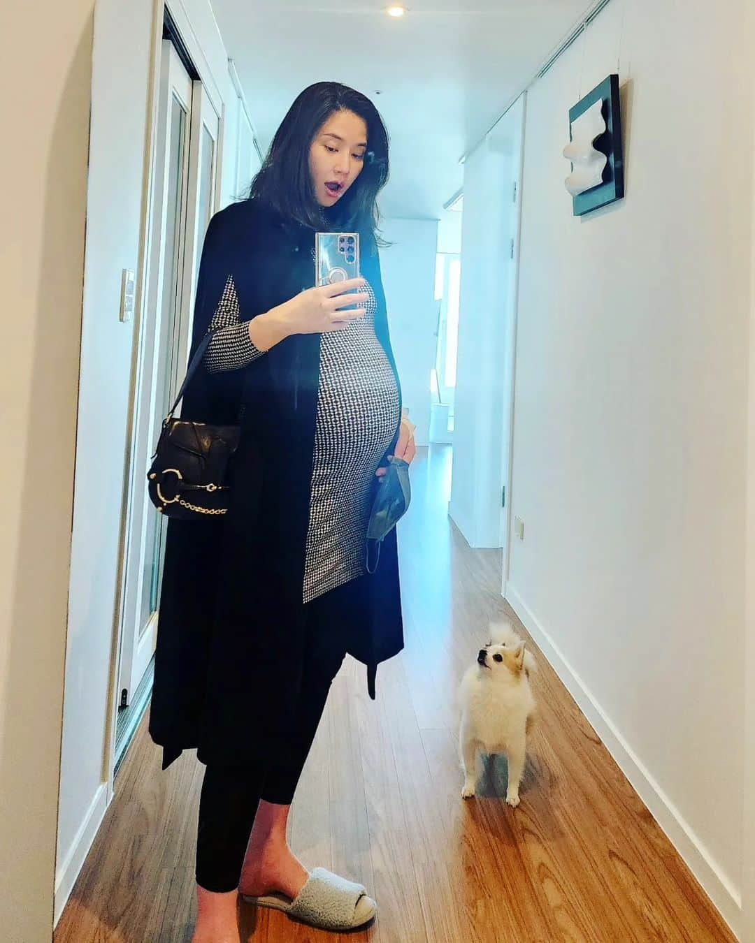 コン・ヒョンジュさんのインスタグラム写真 - (コン・ヒョンジュInstagram)「#28weeks 아직 갈 길이 멀었는데 배가 터질것 같네요🤪  둥이는 쑥쑥 잘 자라고 있고 저는 공포의 #임당검사 통과했어요✌️ 홀가분한 마음에 찰칵😁  #임산부일상 #예비맘 #둥이맘 👩‍❤️‍💋‍👨」4月21日 11時31分 - konghyunjoo