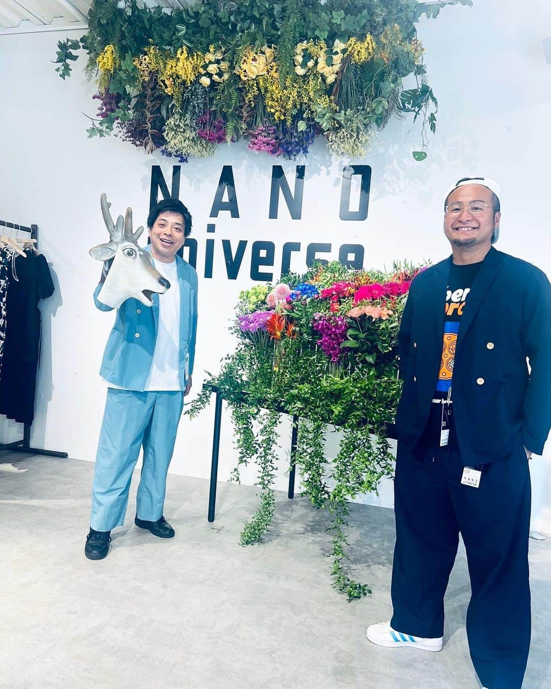 石山大輔さんのインスタグラム写真 - (石山大輔Instagram)「#nanouniverse  さんの展示会にお邪魔しました！  激ウマのアイスからオシャレドリンク。買い付けた古着のTシャツにその場で加工を施せるなどエンターテイメントに溢れる、まさに東京でした！  大阪ではあまりないタイプのやつでした！！ セットアップから小物まで沢山、素敵な新作がありました！！  本日はNGKです。まあ、衣装といっても今日はヒョウ柄の日でございます！（笑）  いつかセットアップ着て漫才できる日が来るのか！？　　 乞うご期待。  #ナノユニバース  #バンビーノ #芸人 #オシャレな場所  #東京 #リメイク  #Tシャツはロゴを重ねました #ナンバリングも綺麗 #可愛いTシャツ完成 #早く実際に着たい洋服ばかり」4月21日 11時32分 - daisukecccc