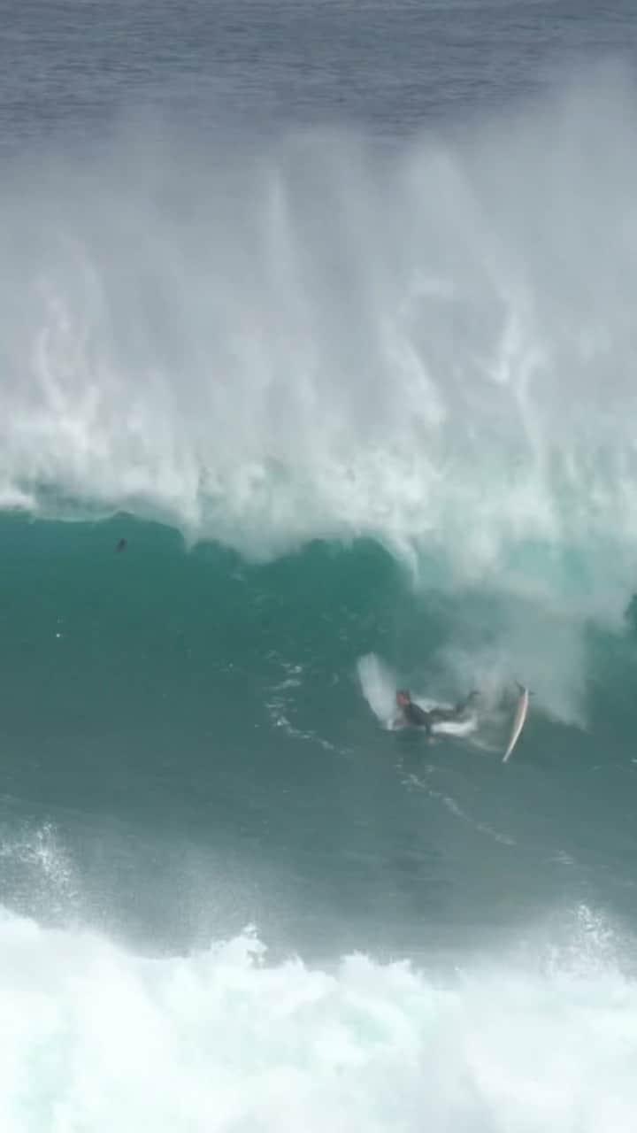 コートニー・コンローグのインスタグラム：「Mom will miss some shots but a wipeout! …. Never!!! 🤣 you never know unless you go! No one was injured during the filming of this video.   #wipeout #surf」