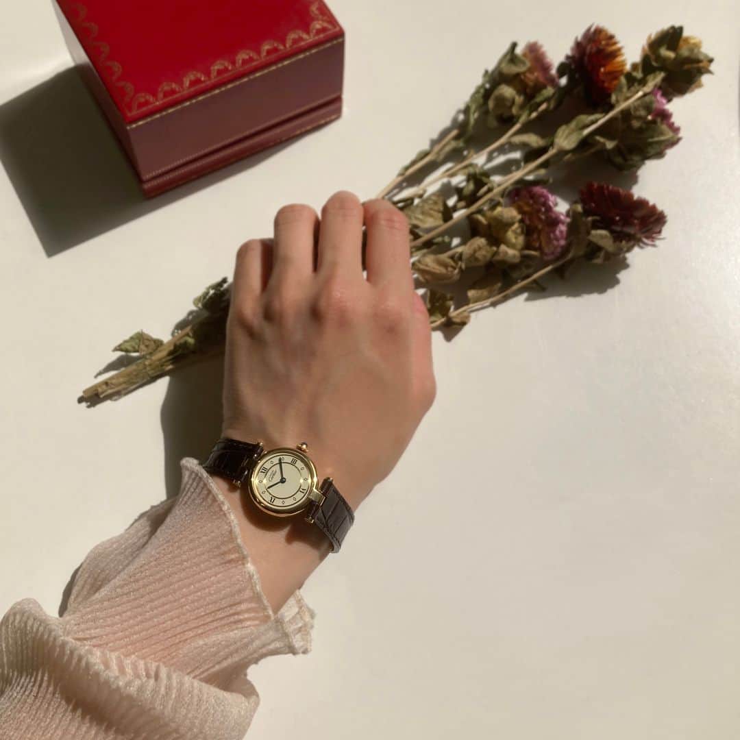 のインスタグラム：「Cartier  カルティエの「マストヴァンドーム」。創業者のルイ・カルティエが馬車のシャフトのアタッチメントから着想を得たとされる、 薄型ケースとラグデザインが特徴のモデル。  item　Vintage Cartier Vendome quartz price　￥154,000 tax in 🧺商品リンクはハイライトから  ※こちらの商品は一点ものの中古商品です。現品売り切れの際はご容赦くださいませ。  #vintage #cartier #カルティエ #カルティエヴァンドーム #カルティエ時計 #cartierVendome #cartierlove #cartierwatch #アクセサリー #ヴィンテージアクセサリー #vintagefashion #vintagewatch #ヴィンテージ #ヴィンテージ雑貨 #ヴィンテージウォッチ #アンティーク #アンティークウォッチ #古い物 #古着 #古着コーデ #古着女子 #ご褒美 #自分へのご褒美 #丁寧な暮らし #antique #antiquewatch」