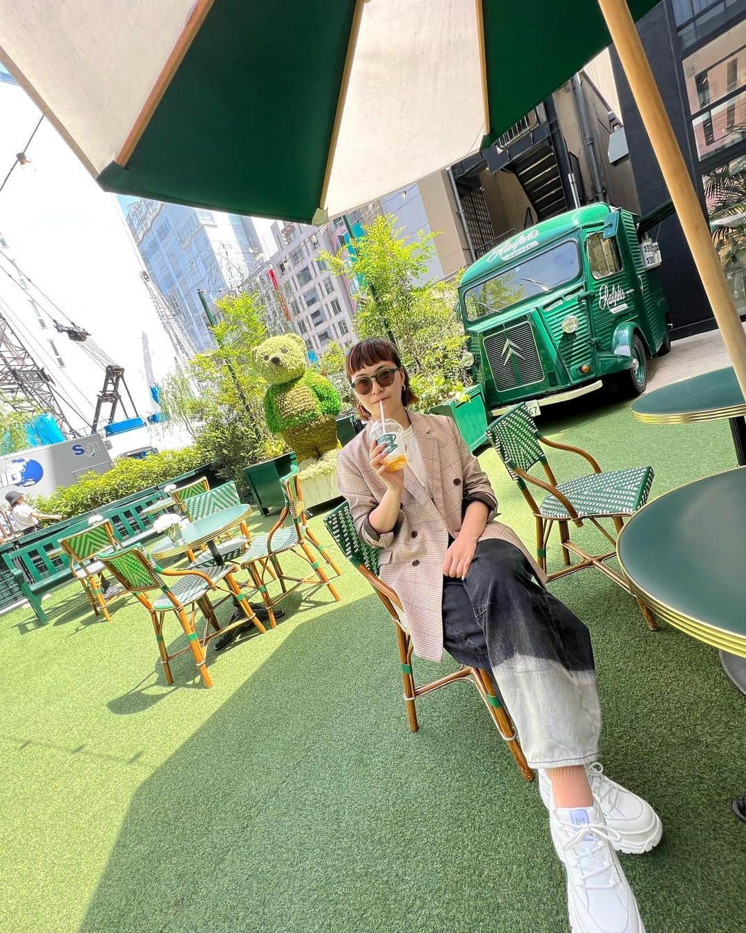 村上佳菜子のインスタグラム：「🌻🌻🌻 銀座のラルフローレンcafeが 気持ちい♡ . . . 🧥 @beams_official  👖 @littlesunnybitestyle  👟 @nakedwolfe  . . @ralphscoffee  @ralphlauren  #ラルフローレンカフェ  #銀座 #ガーデン #庭 #おしゃれさんと繋がりたい  #ファッションすきな人と繋がりたい  #アパレル　#ファッション #데일리　#좋아요　#팔로우　#패션　 #데일리룩　#오오티디  #셀카 #cafe #japan #ralphlauren #tokyo #ginza #fashion #fashionblogger #fashionista」