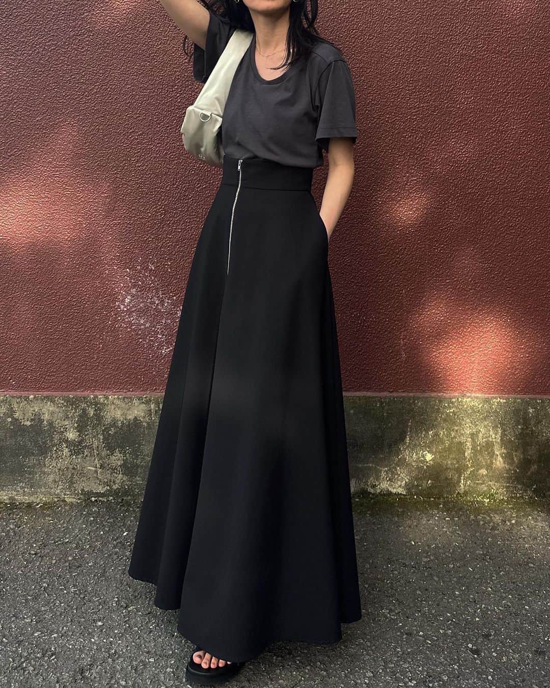 clane_officialのインスタグラム：「■NEW ARRIVAL 4月21日(金)発売アイテムをご紹介。  トレンドのジップディティールをアレンジしたフレアスカート。CLANEで好評のハイウエストでフレアな形状で、程よい肉感とハリのある生地を使い、綺麗なシルエットになるよう拘りました。  表面感のある素材なので、カジュアルになりすぎず、大人っぽくモードな印象にしてくれます。ジップは前後どちらにしても着用できるダブルフェイス仕様で、トップスを選ばず幅広く使えるアイテムです。全色裏地付きなので、透けの心配なく着用いただけます。  ✔︎ W FACE FRONT ZIP FLARE SKIRT ¥26,400 カラー：ホワイト、ベージュ、ブラック  #CLANE」
