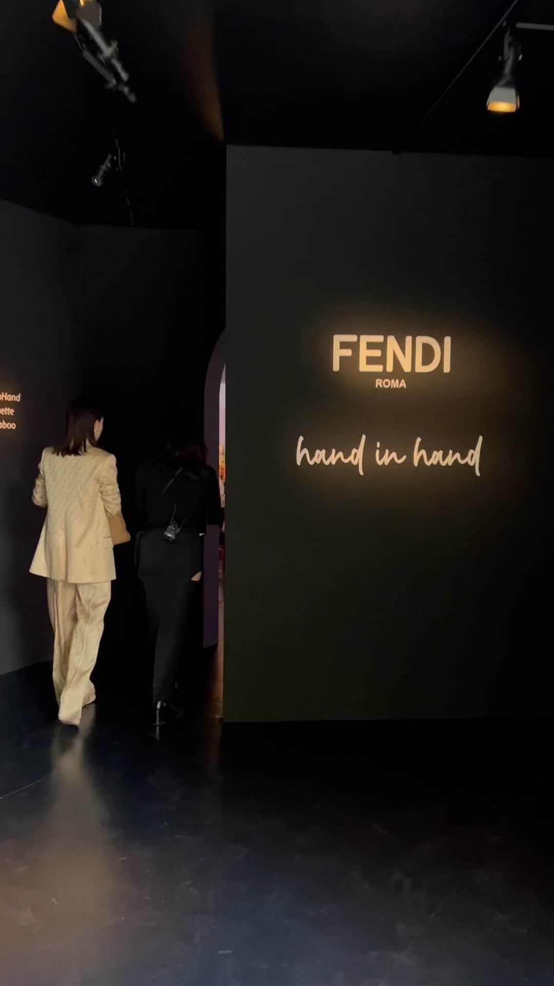 長谷川京子のインスタグラム：「FENDI ハンド・イン・ハンド展をちょっとご紹介🤗 @fendi  #fendihandinhand#pr」