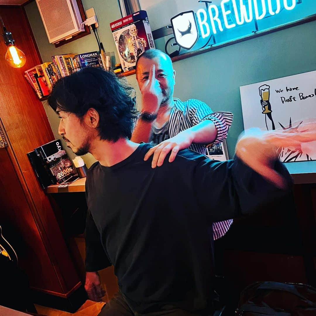 Bar Flatのインスタグラム：「マッサージおじさん。 #hidehouse #BARFLAT #bar #バー #tokyotrip #tokyo  #東京 #shinjuku  #新宿 #yoyogi #代々木 #kitasando #北参道 #minamishinjuku #南新宿 #ステッカー #gin #ジン」