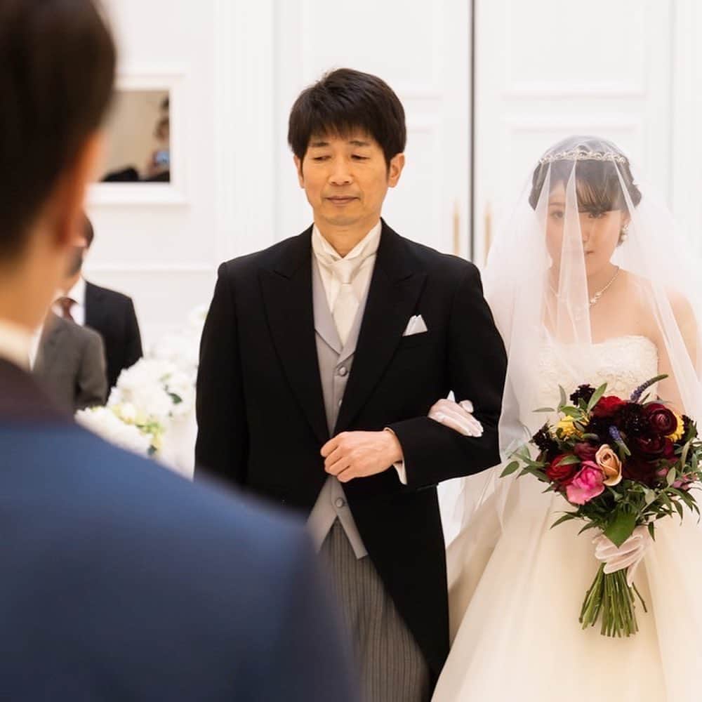 のインスタグラム：「⁡ ⁡ ⁡ ⁡ キリスト教式の 結婚式ですと ⁡ ご新婦様は エスコート役の方と 腕を組んで ⁡ 《 バージンロード 》 を 歩かれます 。 ⁡ ⁡ エスコート役には お父様を選ばれる方が とても多いですが ⁡ ぜひ ご新郎ご新婦様にも 、 そして エスコート役の方にも ⁡ 《 バージンロード 》 の 意味を 知っていただきたいです 🔖 ⁡ ⁡ ⁡ 《 バージンロード 》 とは ⁡ チャペルの入口から 祭壇に向かって続いています 。 ⁡ ⁡ ご新婦様の 人生 を表していると言われており 、 ⁡ チャペルの扉が開いた瞬間が “ ご新婦様の誕生 ” ⁡ 扉から祭壇までの道は “ ご新婦様のこれまでの人生 ”  を意味します 。 ⁡ ⁡ ぜひ 、 バージンロードを 歩く時には ⁡ ご新婦様の誕生から 今日までの人生を思い出しながら ⁡ ゆっくりと 歩いていただくと 更に感動的なシーンになります 🪽 ⁡ ⁡ ⁡ また 、 祭壇から退場する道は ⁡  “ ご新郎ご新婦様が共に歩む これからの人生 ” ⁡ を表しているともされていますので ⁡ 退場のシーンでも そんなことを 思い出していただけたら ⁡ おふたりにとっても 特別な瞬間になります ‪𓂃 𓈒𓏸🤍 ⁡ ⁡ ⁡ 𓐄 𓐄 𓐄 𓐄 𓐄 𓐄 𓐄 𓐄 𓐄 𓐄 𓐄 𓐄 𓐄 𓐄 𓐄 𓐄 𓐄 𓐄 𓐄 𓐄 𓐄 ⁡ 公式ホームページからの ご予約が  ⁡ １番お得に ご案内可能です 🕊️ ⁡ 𓐄 𓐄 𓐄 𓐄 𓐄 𓐄 𓐄 𓐄 𓐄 𓐄 𓐄 𓐄 𓐄 𓐄 𓐄 𓐄 𓐄 𓐄 𓐄 𓐄 𓐄 ⁡ ⁡ #アーカンジェル迎賓館仙台 #アーカンジェル迎賓館 #テイクアンドギヴニーズ  #tg花嫁 #仙台花嫁  #プレ花嫁 #weddingphoto #ガーデンウェディング  #ナチュラルウェディング #入籍  #仙台結婚式場  #式場探し」