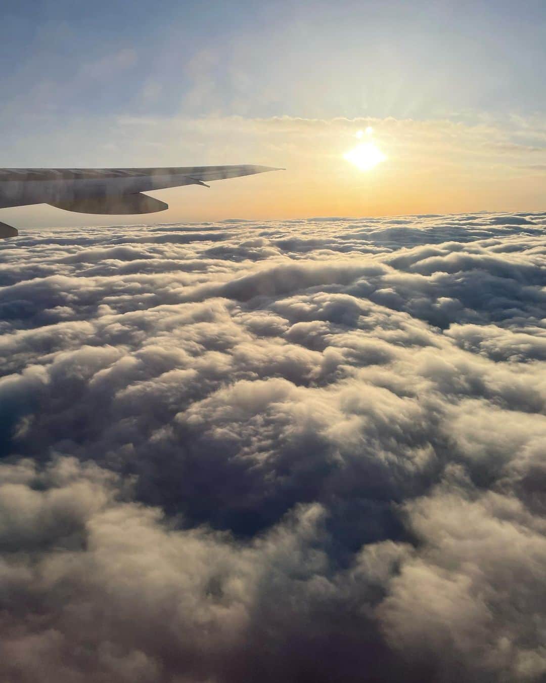 吉井明子さんのインスタグラム写真 - (吉井明子Instagram)「☁️✈️ 飛行機が下層雲を突き抜けた瞬間。 その美しさ。 肉眼では写真以上の荘厳さ。 地球、太陽、大気。 自然が織りなす美しさにしばし浸る。  #空 #雲 #機内から #✈️ #気象予報士 #気象キャスター #weatherforecaster #기상캐스터　#氣象主播 #吉井明子 #bs4k #新番組#週刊4Kふるさとだより #nらじ #マイあさ」4月21日 11時41分 - akiko_yoshii_sunny_rain
