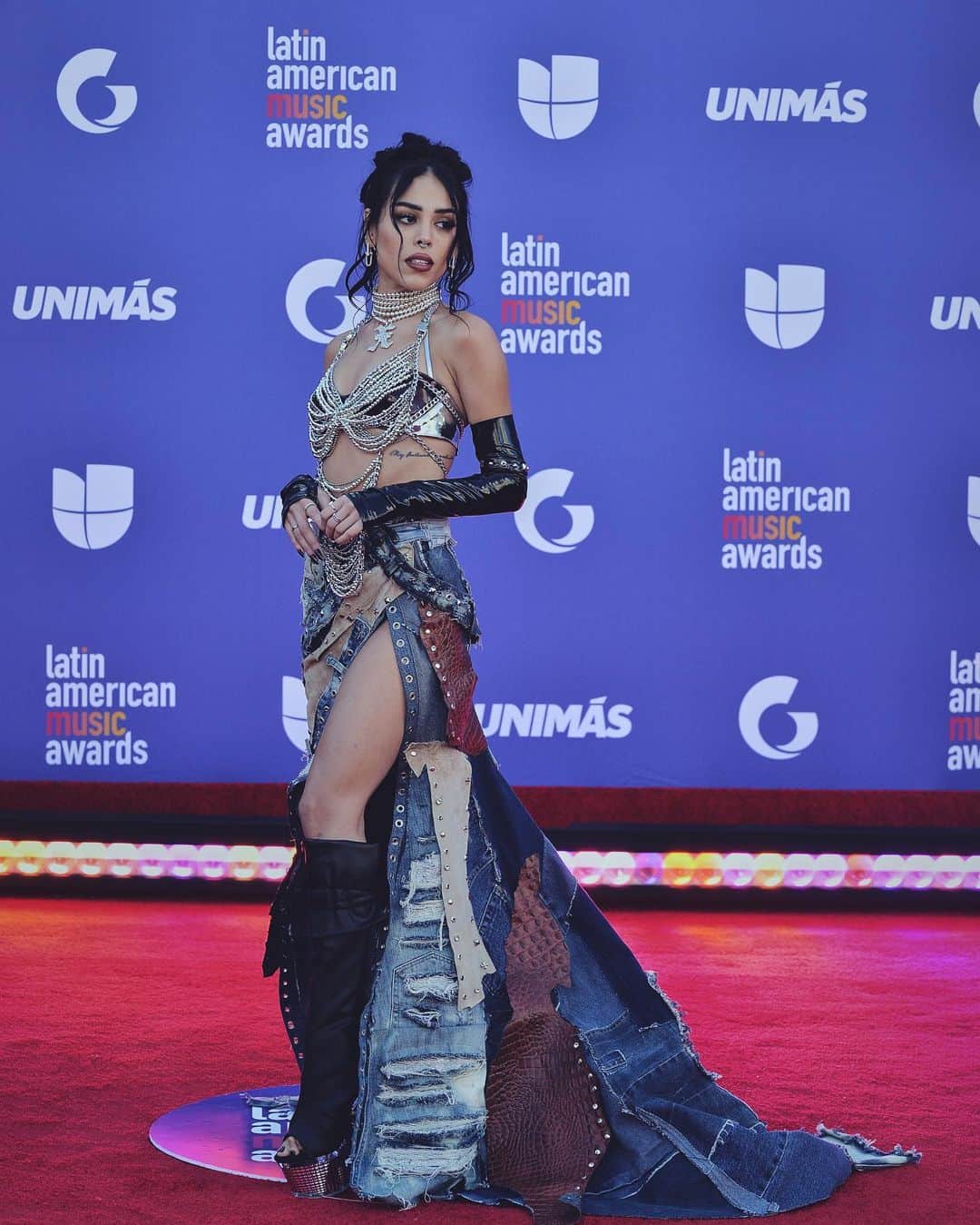 Danna Paolaのインスタグラム：「Latin AMAS 🖤  part 01」