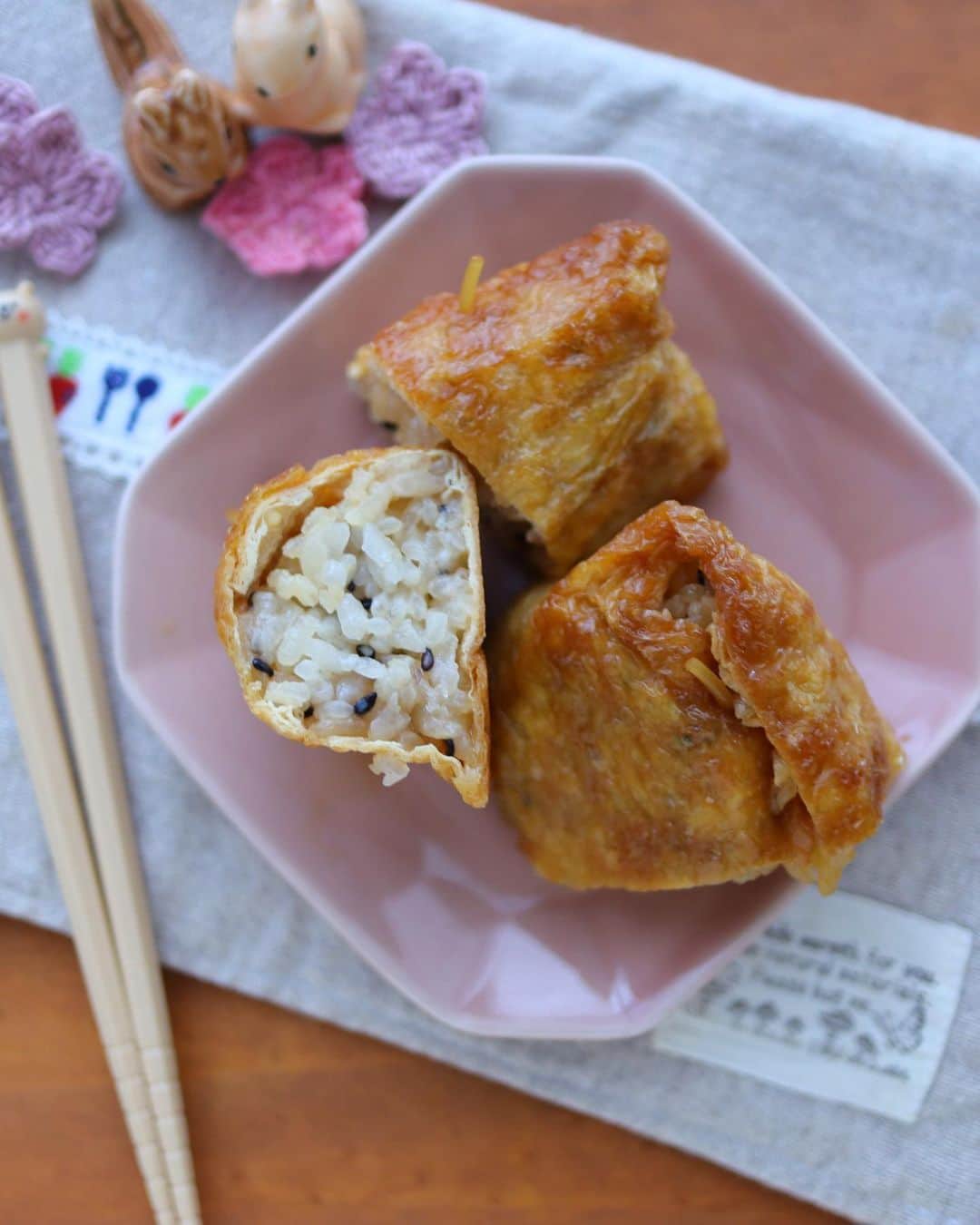 maki ogawaさんのインスタグラム写真 - (maki ogawaInstagram)「いなり寿司が突然食べたくなった時、 油揚げを煮詰めて、冷まして (私は一晩置いておりました) ご飯を炊いて、すし飯を作って すし飯を詰めて、が面倒なので  『横着いなり寿司』を作ってみました😁  油を切った油揚げにすし飯を詰めて 煮るだけ。  煮詰める時間は いなり寿司3個なら3〜4分くらい。  連日作り続けて ようやくレシピが出来上がりました🥰 近日中に動画とレシピをアップしますね。  従来の作り方ではなく、 ご飯を詰めてから煮る作り方の メリットは ●早い😆 ●すし飯が詰めやすい →油揚げがクタクタしてない  デメリットは ●煮すぎると中のご飯がグダグダになる (写真5枚目) ●従来のいなり寿司よりやや味が薄いかも  です。  美味しくつくるポイントは ●ご飯を硬めに炊く ●油揚げの油を切りすぎない ●手早く煮る です。  (写真7枚目)は左がすし飯を詰めて煮た横着いなり寿司 右は従来通り、油揚げを煮てすし飯を 詰めたものです。  また、油揚げは　 良いものよりも プライベートブランドのような リーズナブルなものの方が ぱかっと口が開きます。 お箸でロールする必要がありませんでした。(なんでだろ？？)  最初は油揚げに 片栗粉を振って 『照り焼きいなり寿司』も チャレンジしてみたのですが こちらは油揚げの衣の味が濃すぎて NGになりました😅  たくさん作りすぎたいなり寿司は 一つずつラップに包んで 冷凍します。  夫はこのいなり寿司が 横着して作ったものだとは 全く気がついておりません😆  #いなり寿司  #いなり寿司弁当  #簡単いなり寿司 #いなり寿司の作り方 #手抜き  #手抜き弁当  #手抜きレシピ #料理動画  #料理動画レシピ」4月21日 11時44分 - cuteobento