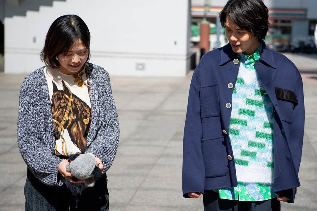 装苑さんのインスタグラム写真 - (装苑Instagram)「＼金子由里奈さん×細田佳央太さん対談🎬／  現在公開中の話題作『ぬいぐるみとしゃべる人はやさしい』の、 主人公の新入生・七森を演じた細田佳央太さんと、本作で長編商業デビューを飾った金子監督の対談をお届けします！  作品と歩んだ日々、そして社会に対するまなざしを語っていただきました。  記事はプロフィールのリンクから🔗 @soenonline  #装苑 #soen #装苑online #金子由里奈 #細田佳央太 #ぬいぐるみとしゃべる人はやさしい」4月21日 22時00分 - soenonline