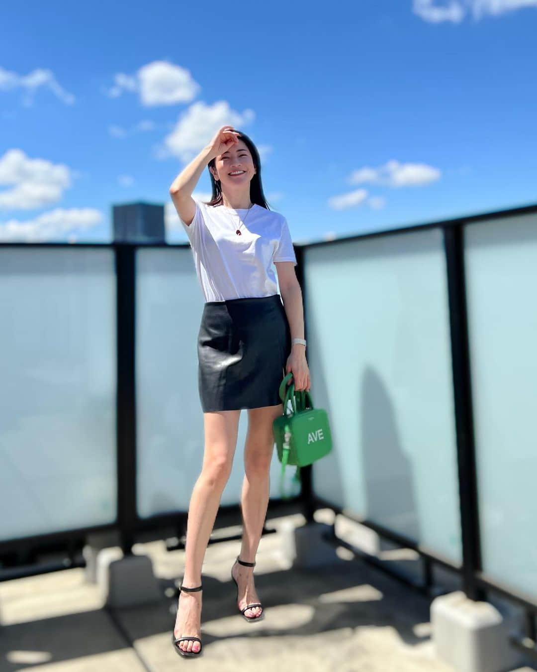 森絵里香のインスタグラム：「. 急に来た夏みたいな暑さ 気持ち良い！  今年はなんだか足を出したくて、キュロットやミニスカートをよく手に取ります  今日はシンプルな白Tで爽やかに🤍  明日の都内はまた気温が下がるらしいので、 体調には気をつけつつ束の間の夏日を楽しみましょ🏝️  . #アラフォーコーデ#ミニスカート#白T」