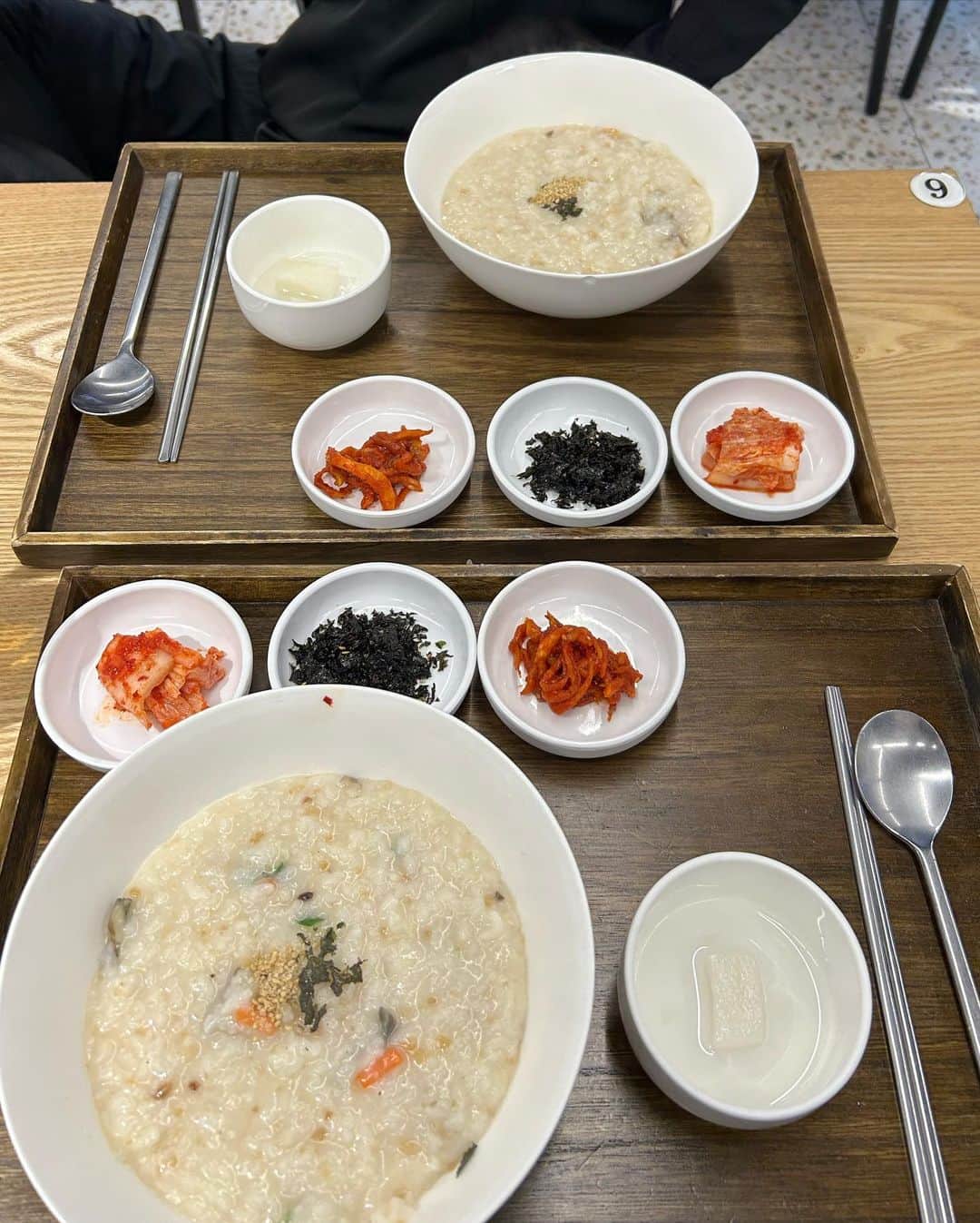 阿部朱梨さんのインスタグラム写真 - (阿部朱梨Instagram)「韓国いろいろ③🇰🇷 旅の後半写真撮らなくなってくるあるある🫨笑  ご飯のお皿おいてあるのthisisneverthatのスタッフさんの優しさを感じた瞬間🐈‍⬛  韓国の子たちしかいなくて地元民になった気分味わえたオシャカフェ🥪  ここで自分に合うスキンケアブランド探しするのオススメ🫶🏻  なかなか店舗に辿り着けなかったNONFICTIONは香りが最高すぎて現在絶賛愛用中🌿　  行きたかったご飯屋さんやってなくて適当なお店入ったけど安定に美味しくて最高だった🥓  ギリギリ滑り込みでプチョンユッケ何回食べても美味しい大好き😋  最終日の朝はお粥に限る🥣  韓国欲爆発して決行した週末弾丸旅✈️ 帰る頃にはお腹いっぱい胸いっぱいで❤︎笑 しばらく韓国はいいかな〜とか2人で言ってたけどもう行きたい🤭笑」4月21日 12時04分 - akari_abe